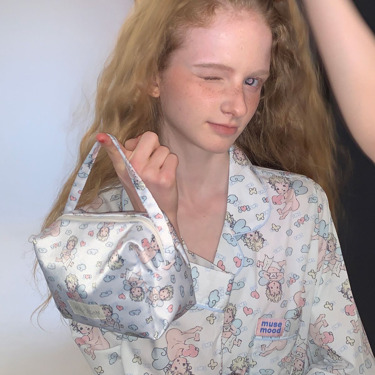 뮤즈무드(MUSEMOOD) Heart Angel hand pouch bag (핸드파우치백) (2Type)