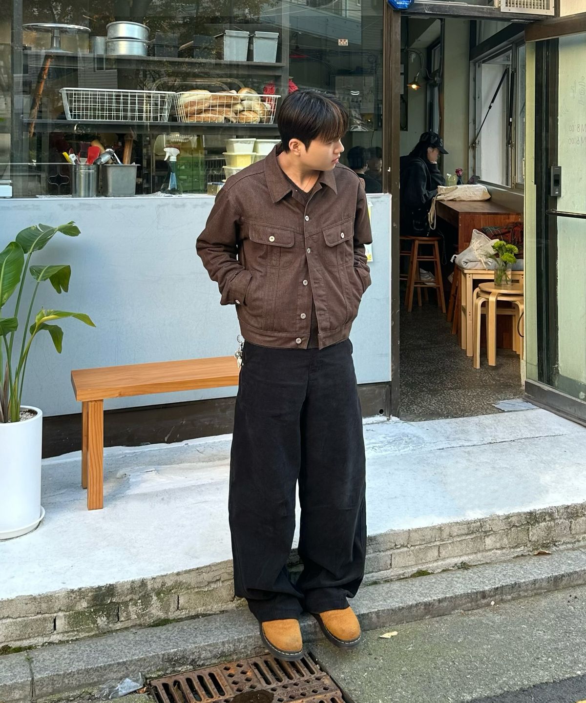 베이스모먼트(BASEMOMENT) 신치 백 커브드 코듀로이 팬츠 블랙