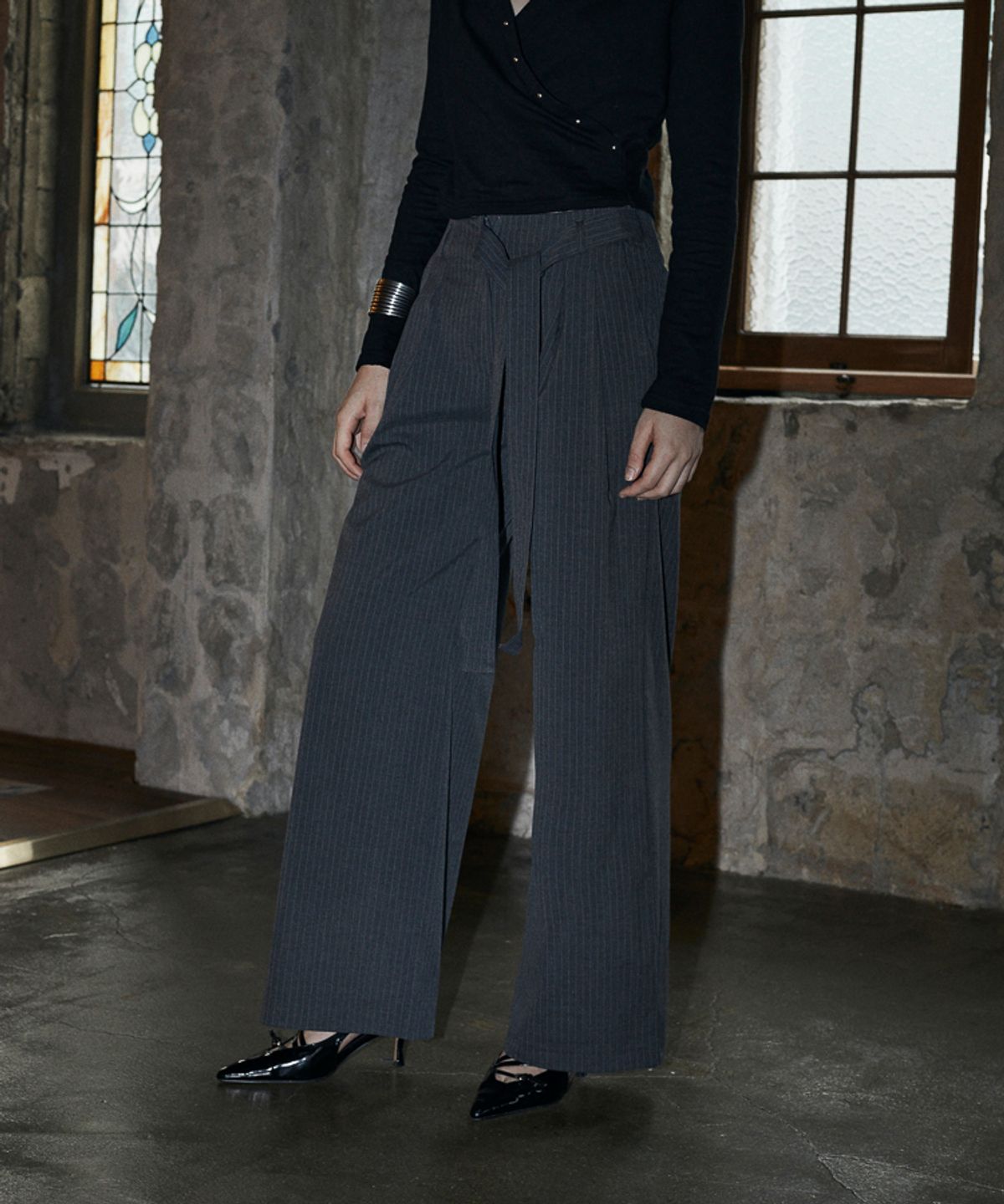 분트(VOONT) Looped Stripe Slacks (CHARCOAL)