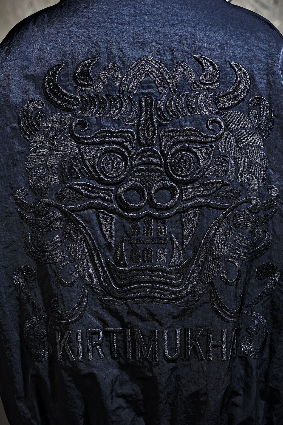 키르티무카(KIRTIMUKHA) 아이보리 로프 빅 자수 패딩 후드 집업