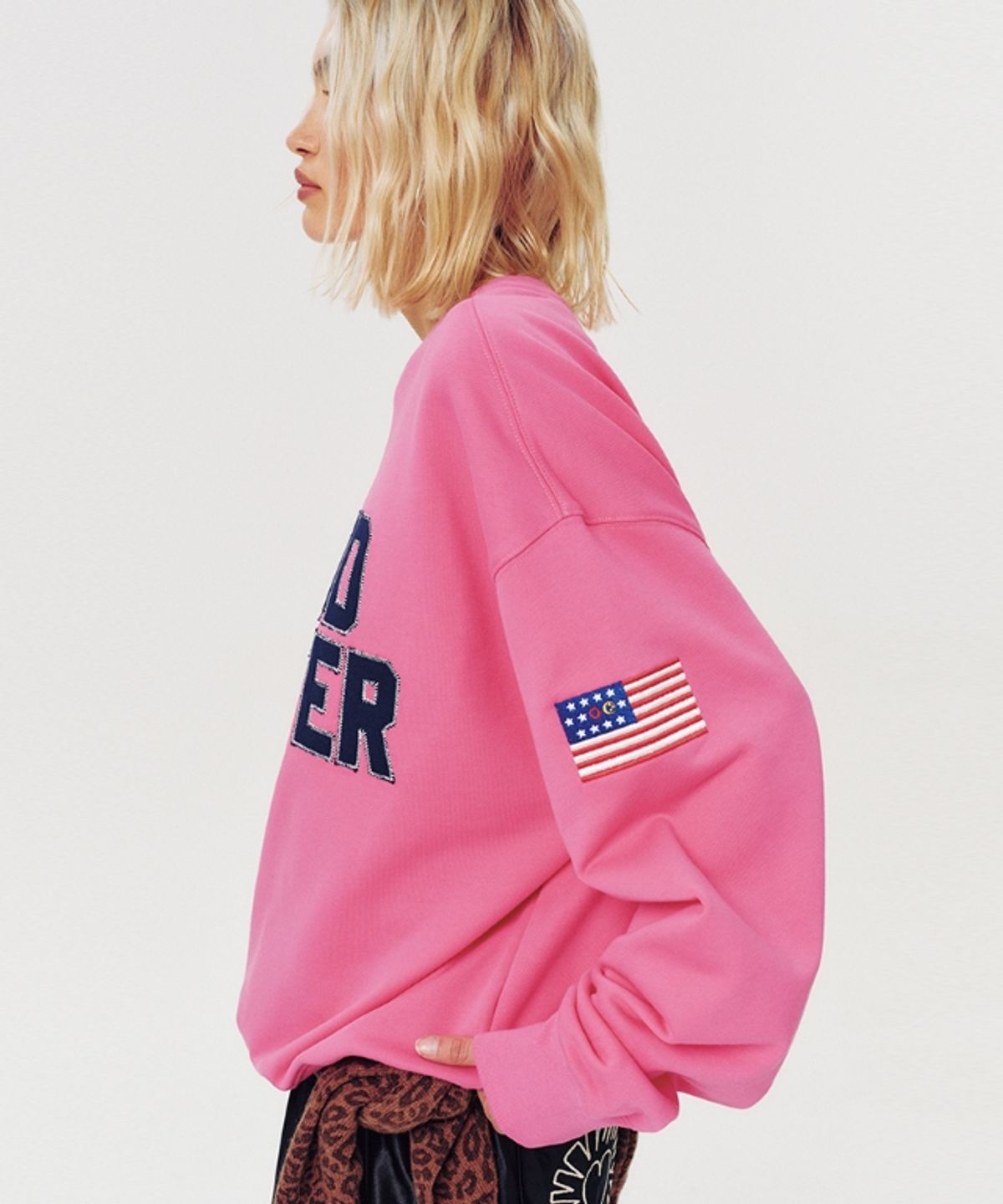 무드베러(MOODBETTER) FLAG PATCH APPLIQUE SWEATSHIRT PINK