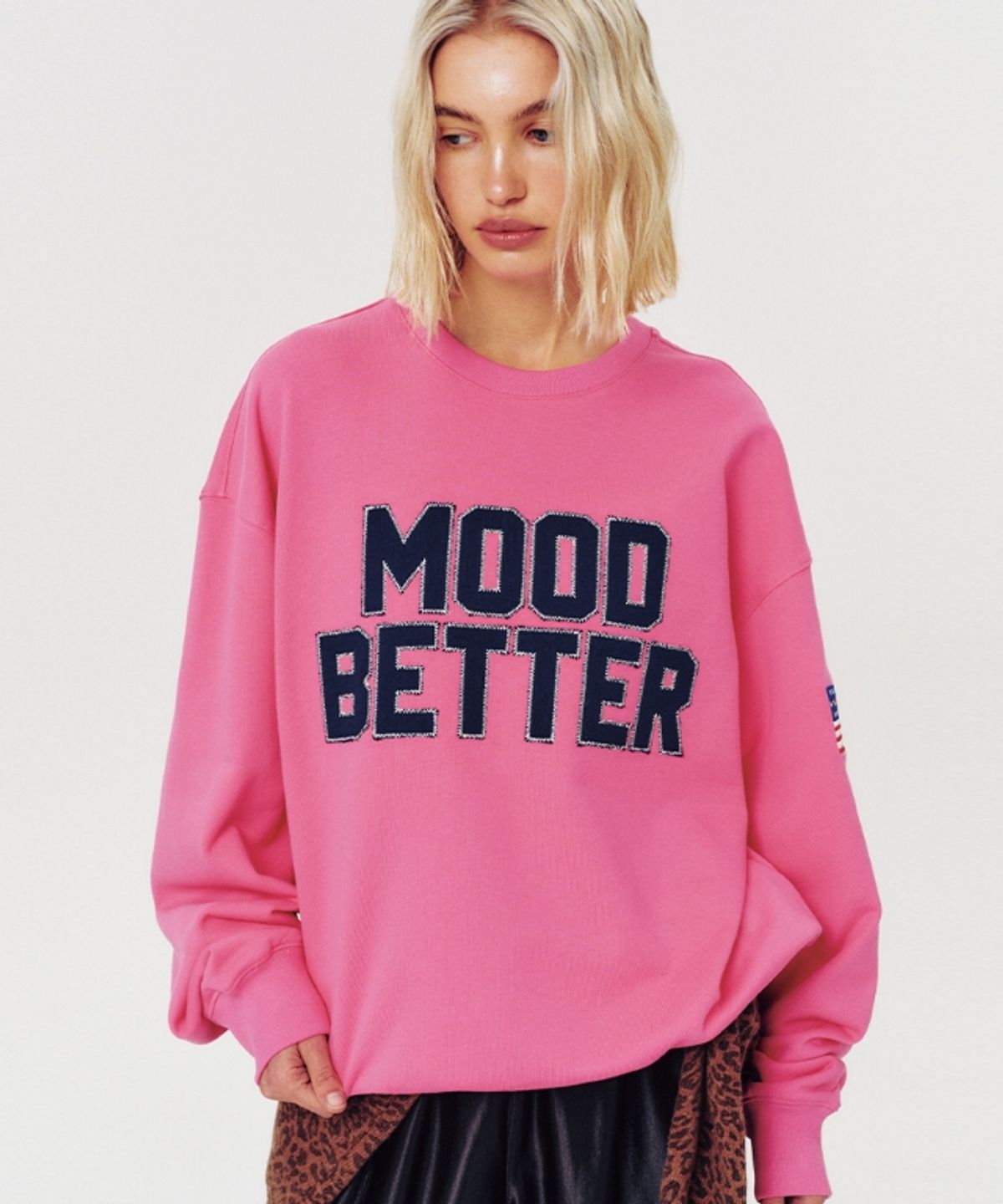 무드베러(MOODBETTER) FLAG PATCH APPLIQUE SWEATSHIRT PINK