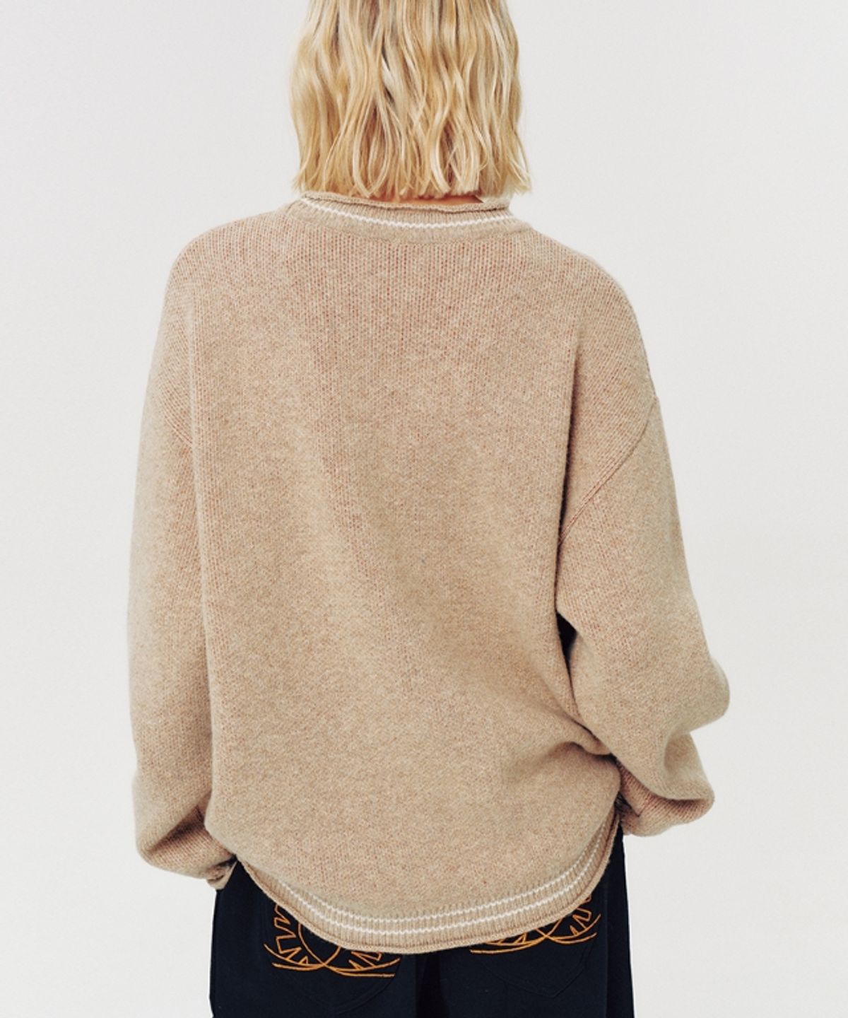 무드베러(MOODBETTER) RELAXED LOGO KNIT PULLOVER BEIGE