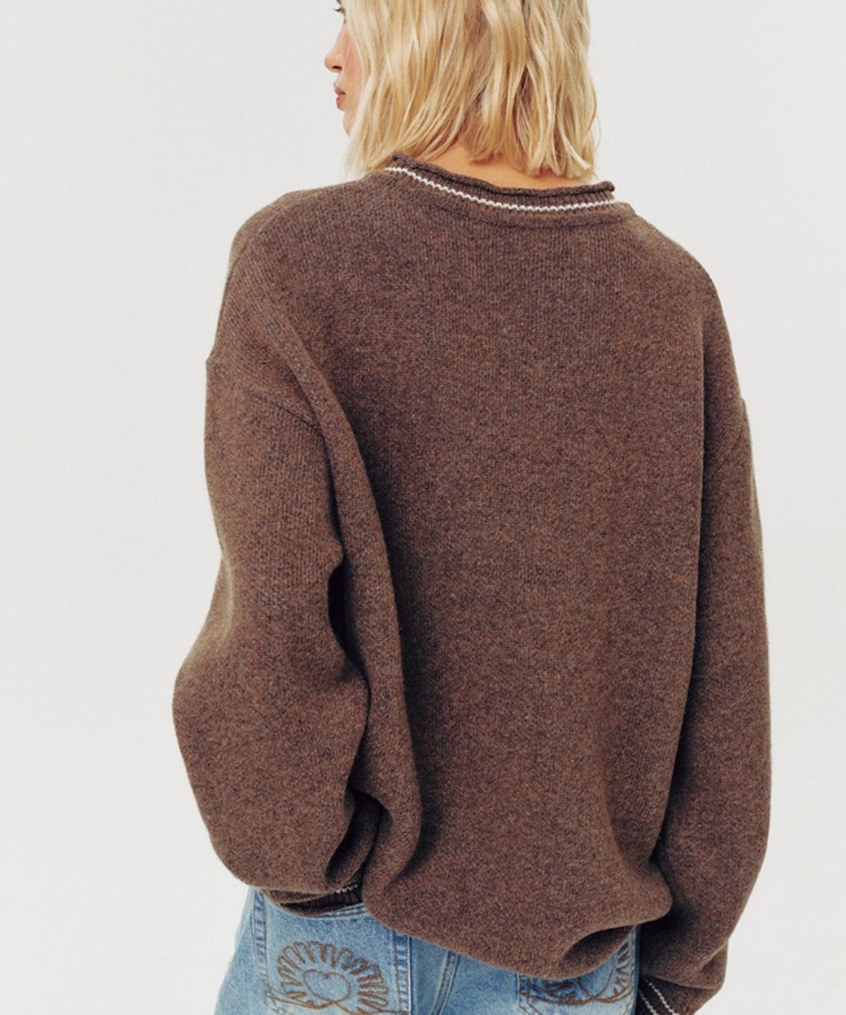 무드베러(MOODBETTER) RELAXED LOGO KNIT PULLOVER BROWN