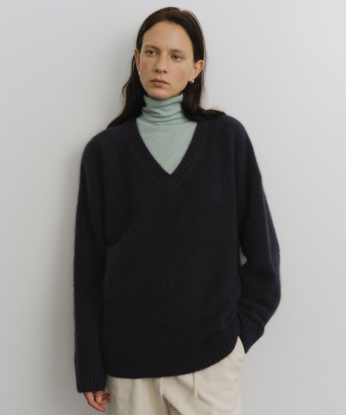 유라고(URAGO) Super fine raccoon V-neck knit
