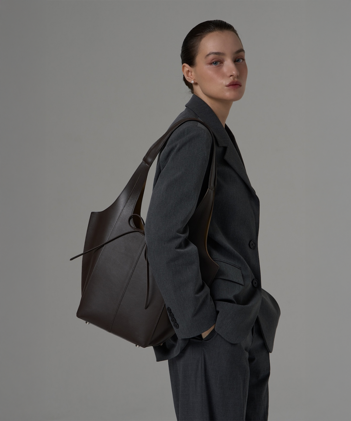 제마 에르베 르 코티디앙(ZEMA ÉLEVER LE QUOTIDIEN) Onnete Tote Bag M - Espresso Brown (오네뜨 토트백 M)