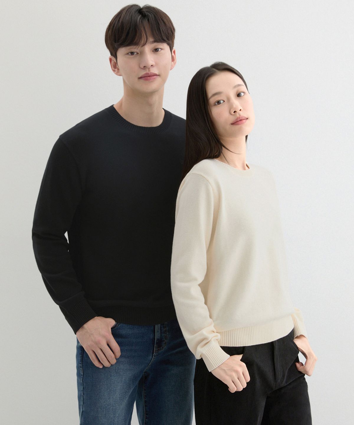 게스(GUESS) [ON] 2color 유니 플레인 라운드 스웻티 NP3SE600