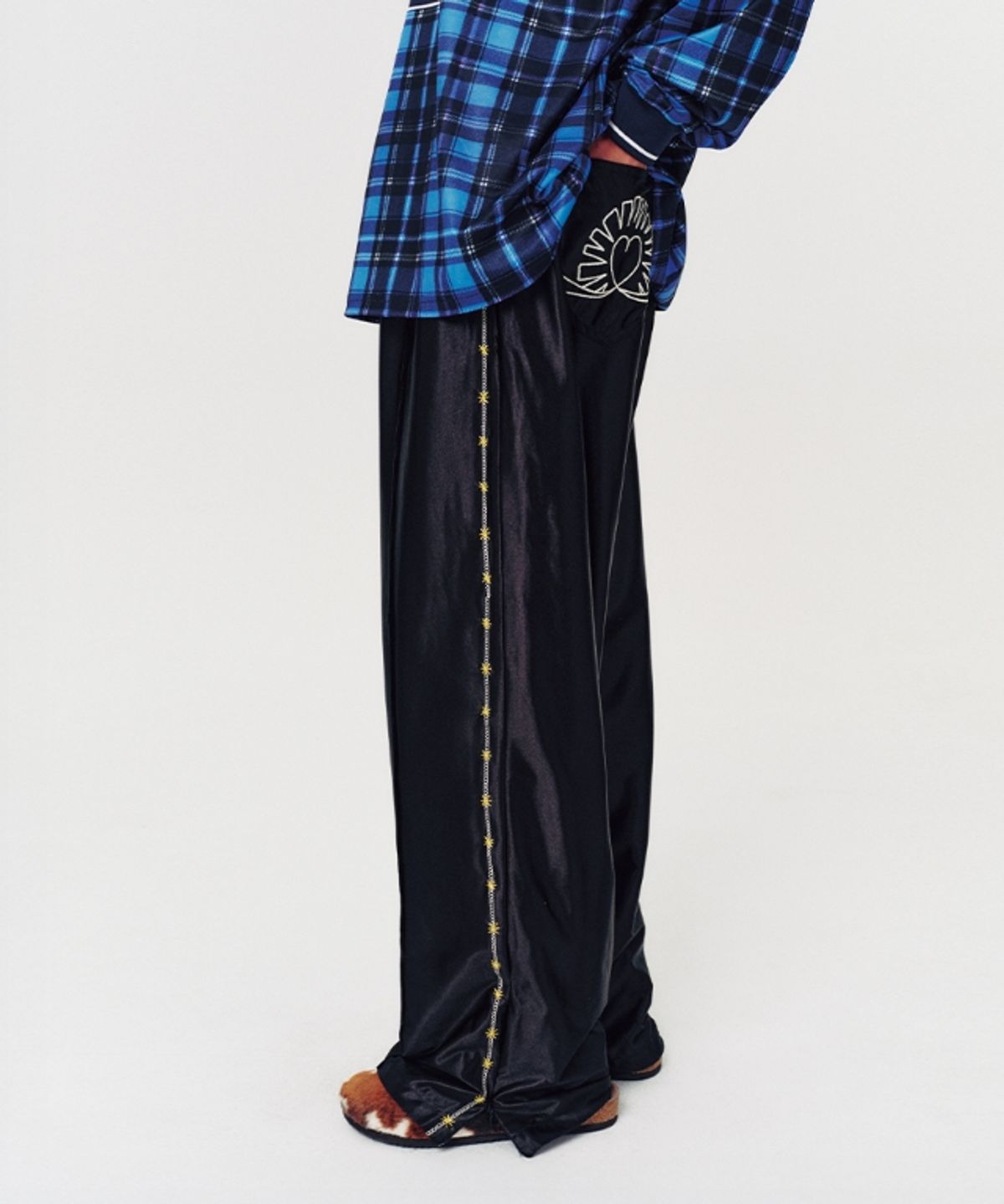 무드베러(MOODBETTER) HANDSTITCH LINE TRACK PANTS BLACK