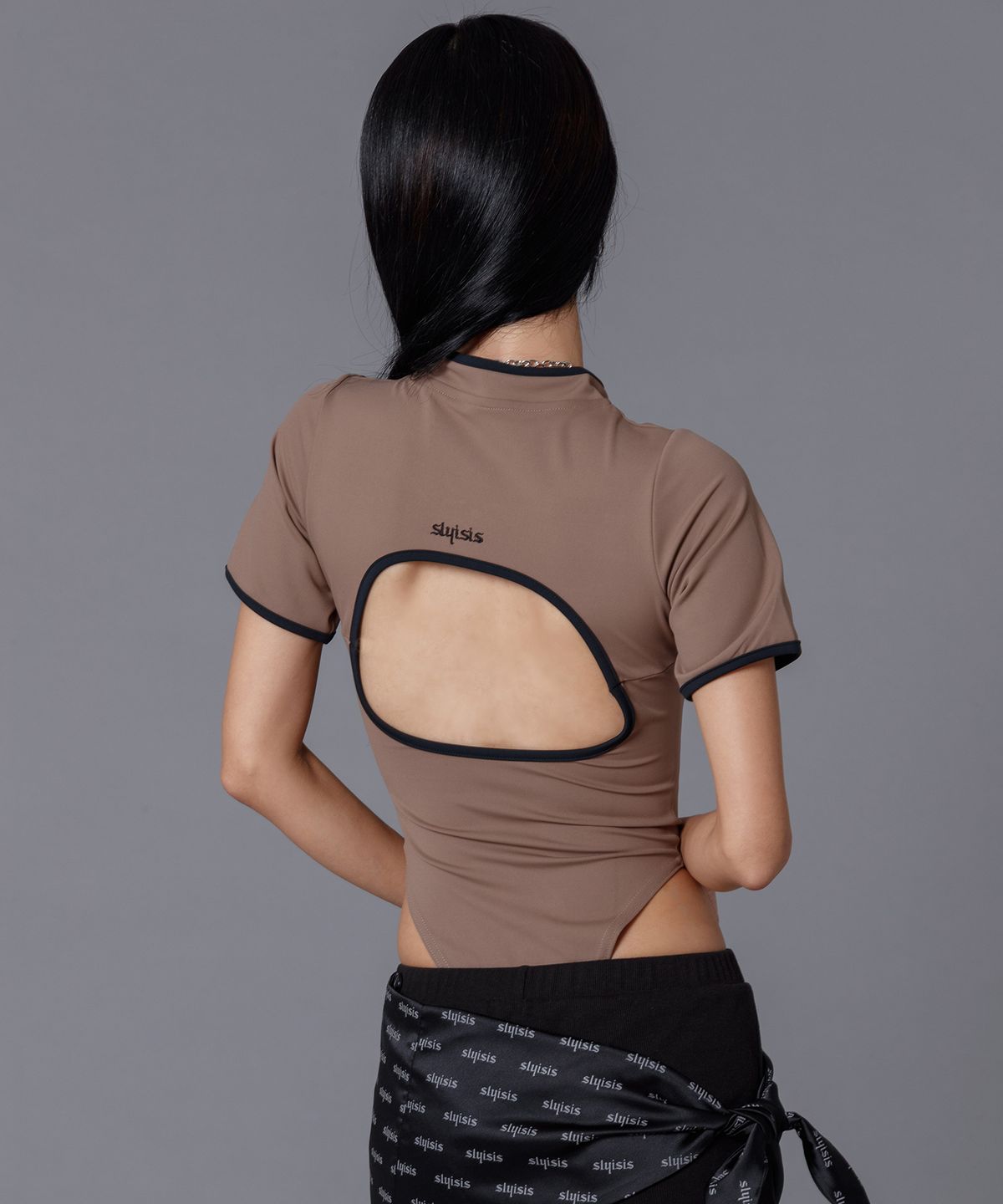 슬리시스(SLYISIS) Half Zip Open Back Bodysuit (Brown)