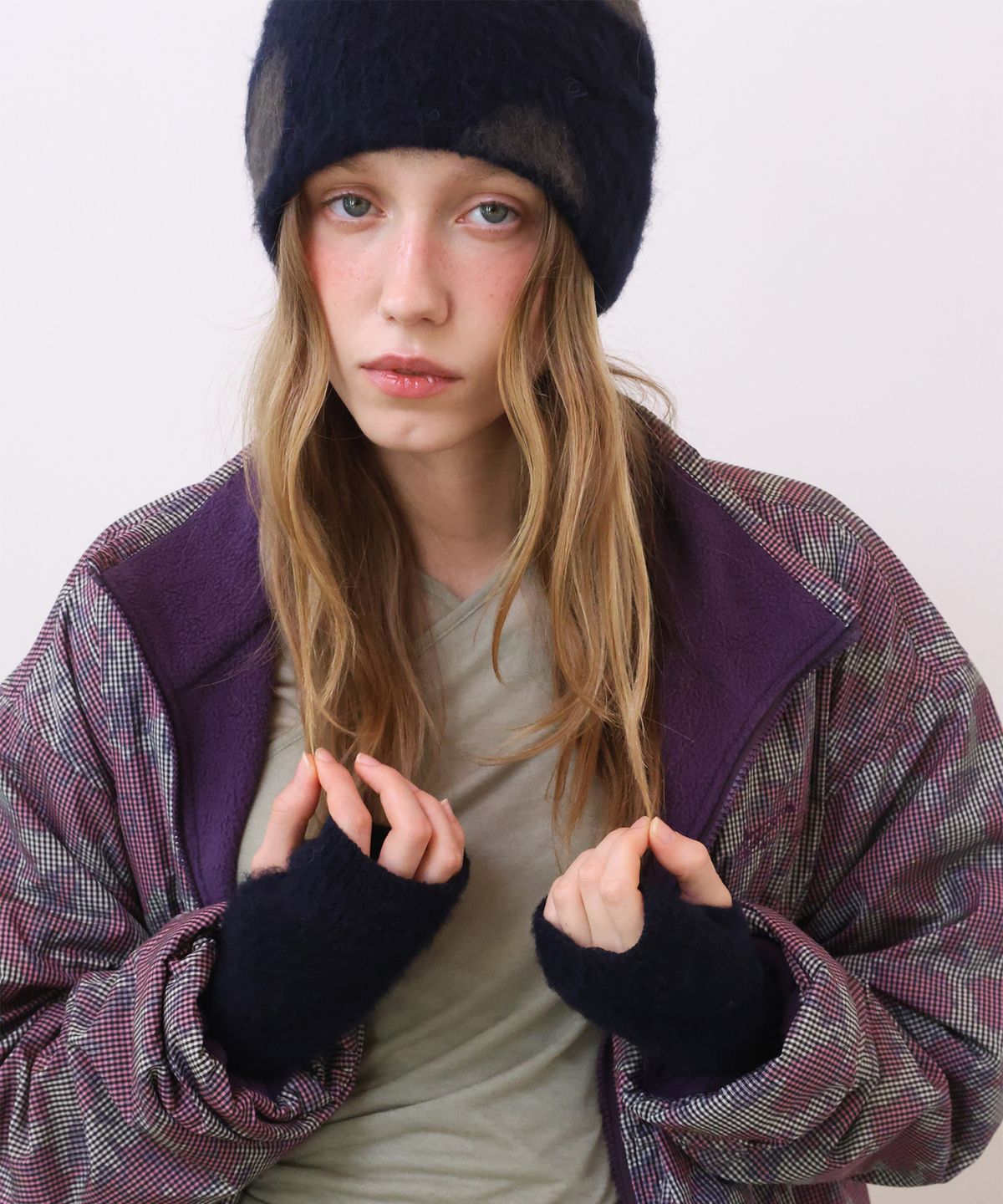 포에브(POEV) Fluffy Dotted Knit Beanie - Navy