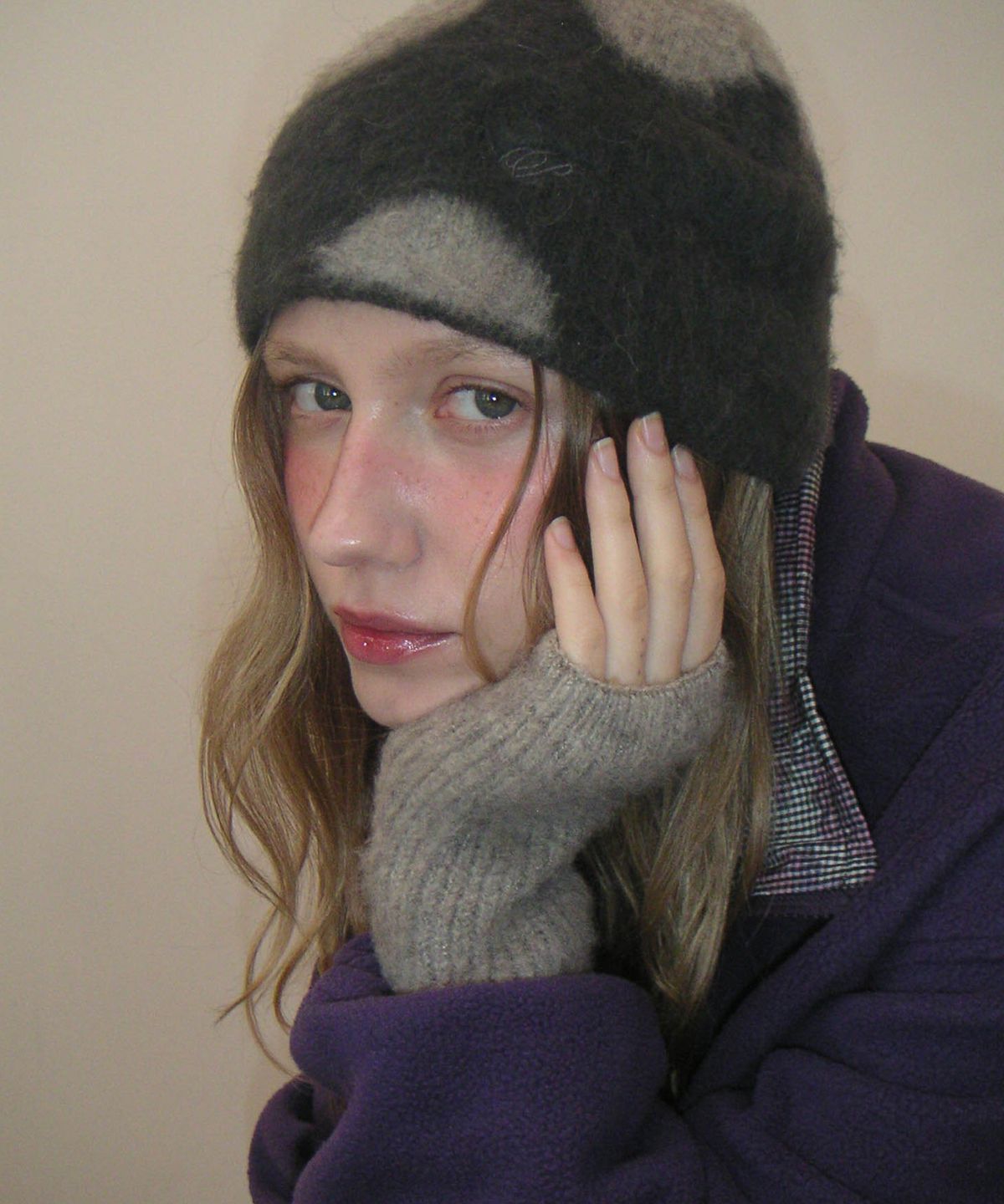 포에브(POEV) Fluffy Dotted Knit Beanie - Charcoal