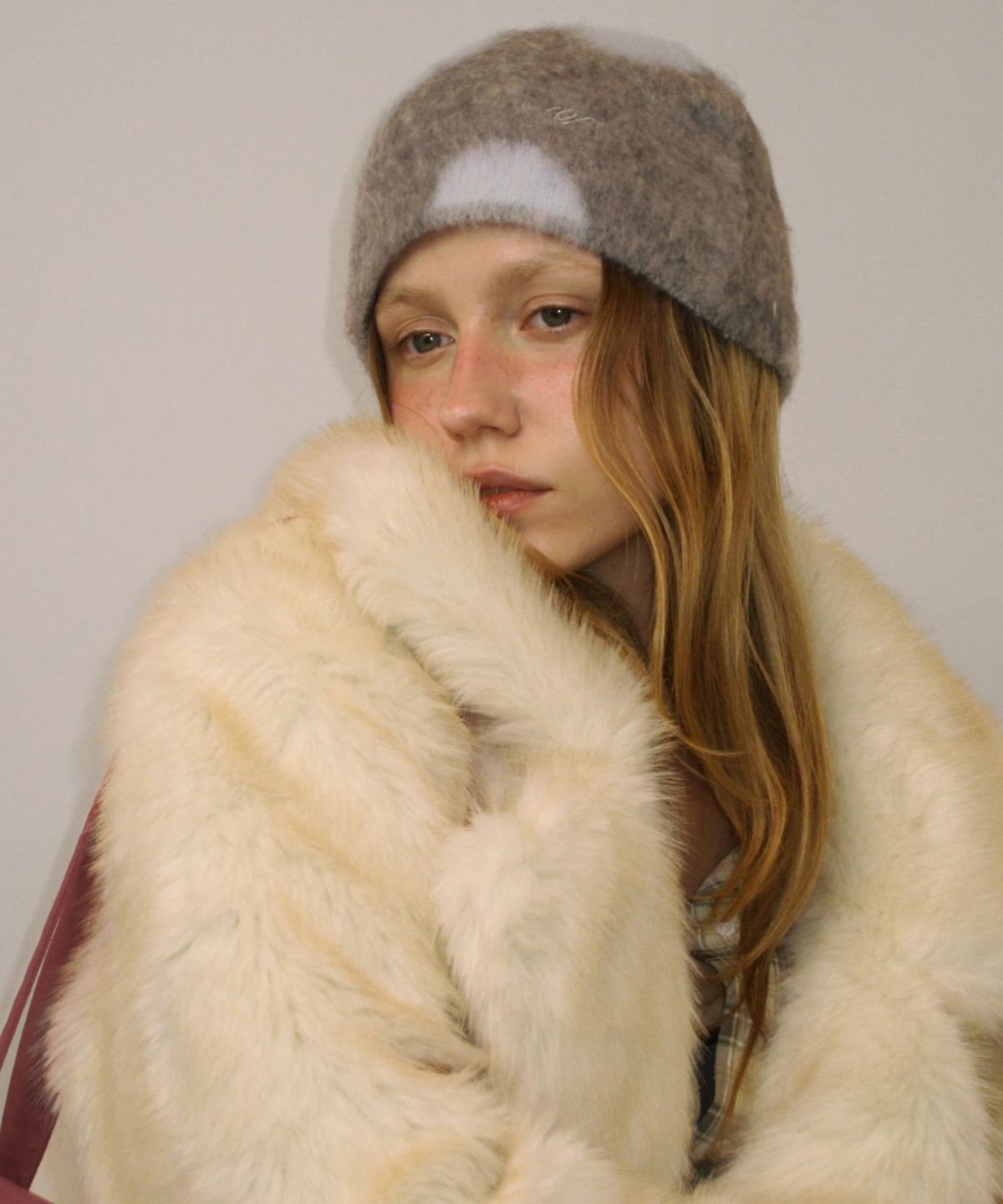 포에브(POEV) Fluffy Dotted Knit Beanie - Grey