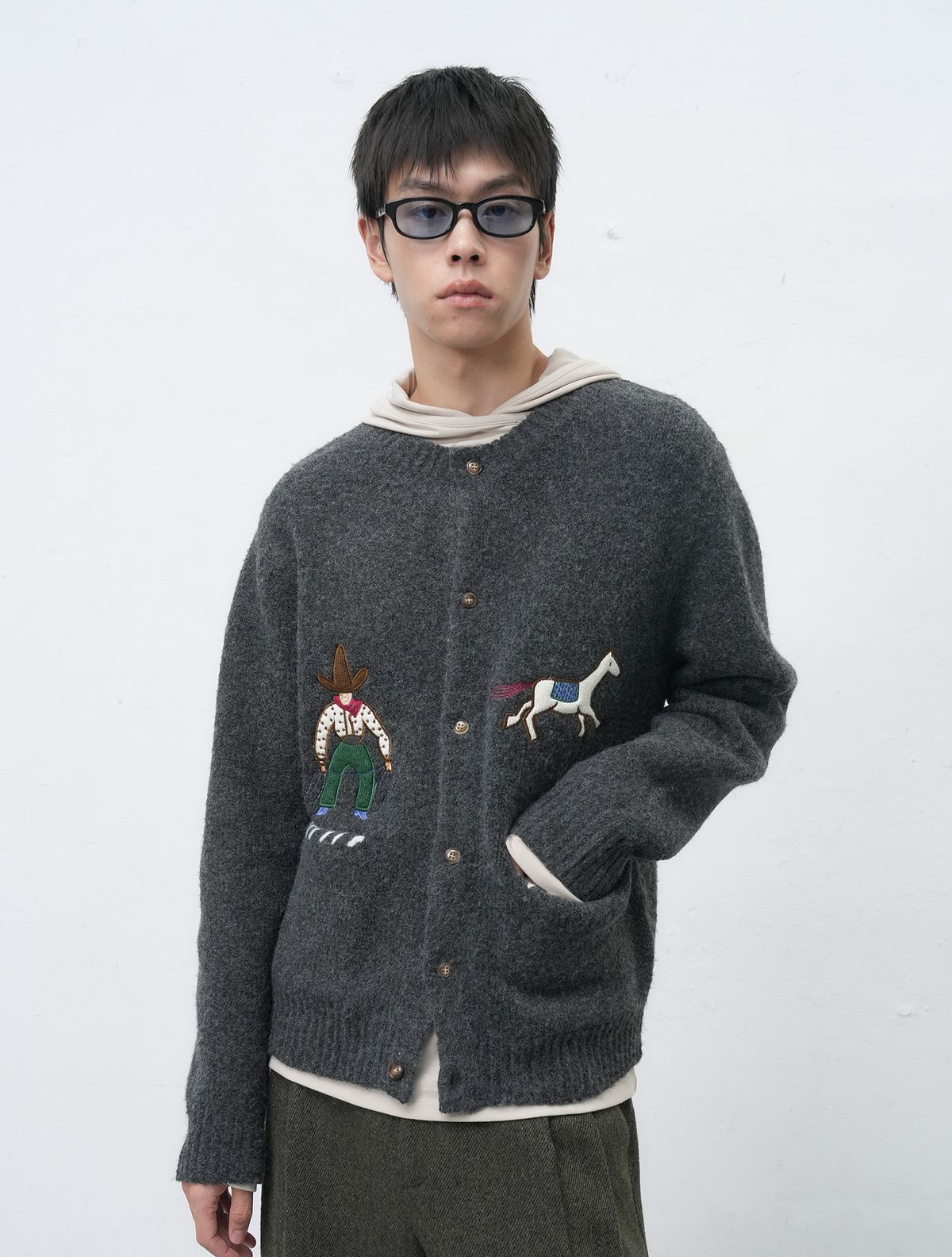 제너럴아이디어(GENERALIDEA) UNISEX 카우보이 크루넥 가디건 [CHARCOAL] / SBE4U04013