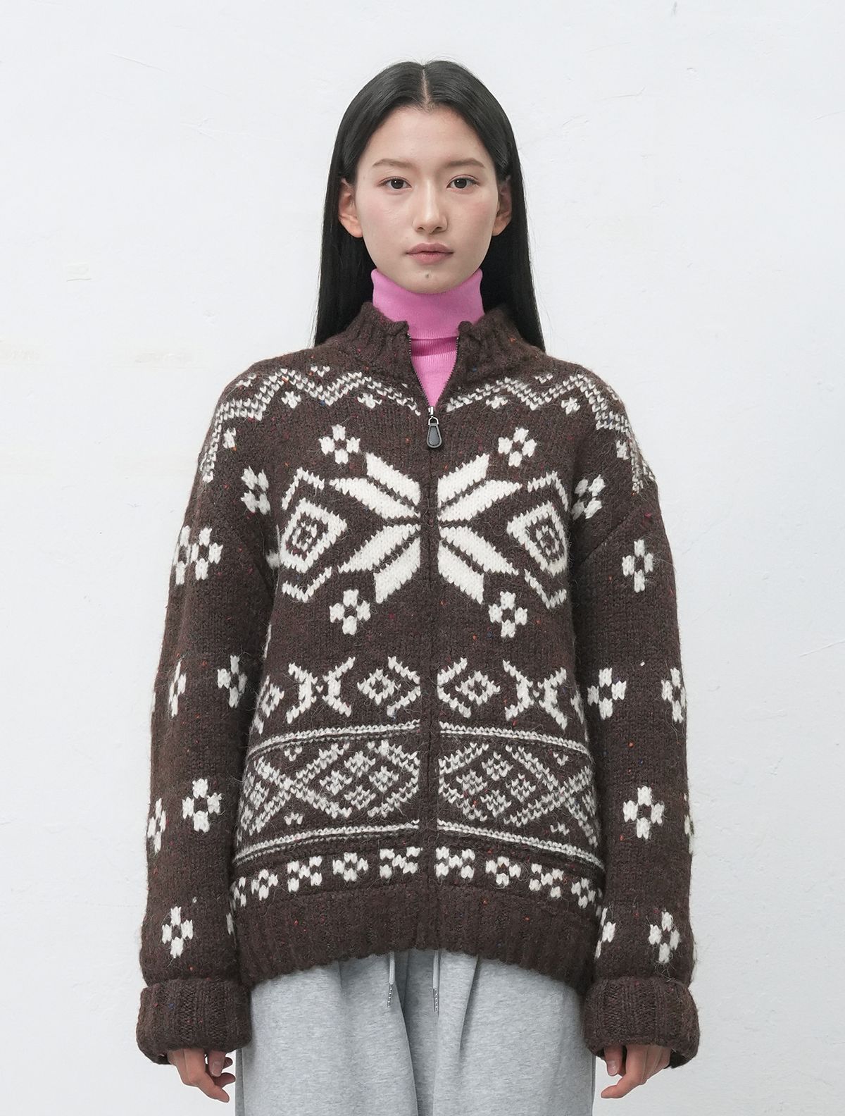 제너럴아이디어(GENERALIDEA) UNISEX 하이넥 노르딕 집업 가디건 [BROWN] / SBE4U04017