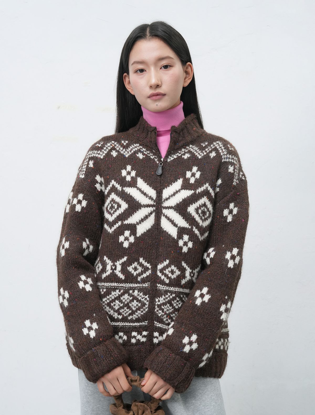 제너럴아이디어(GENERALIDEA) UNISEX 하이넥 노르딕 집업 가디건 [BROWN] / SBE4U04017