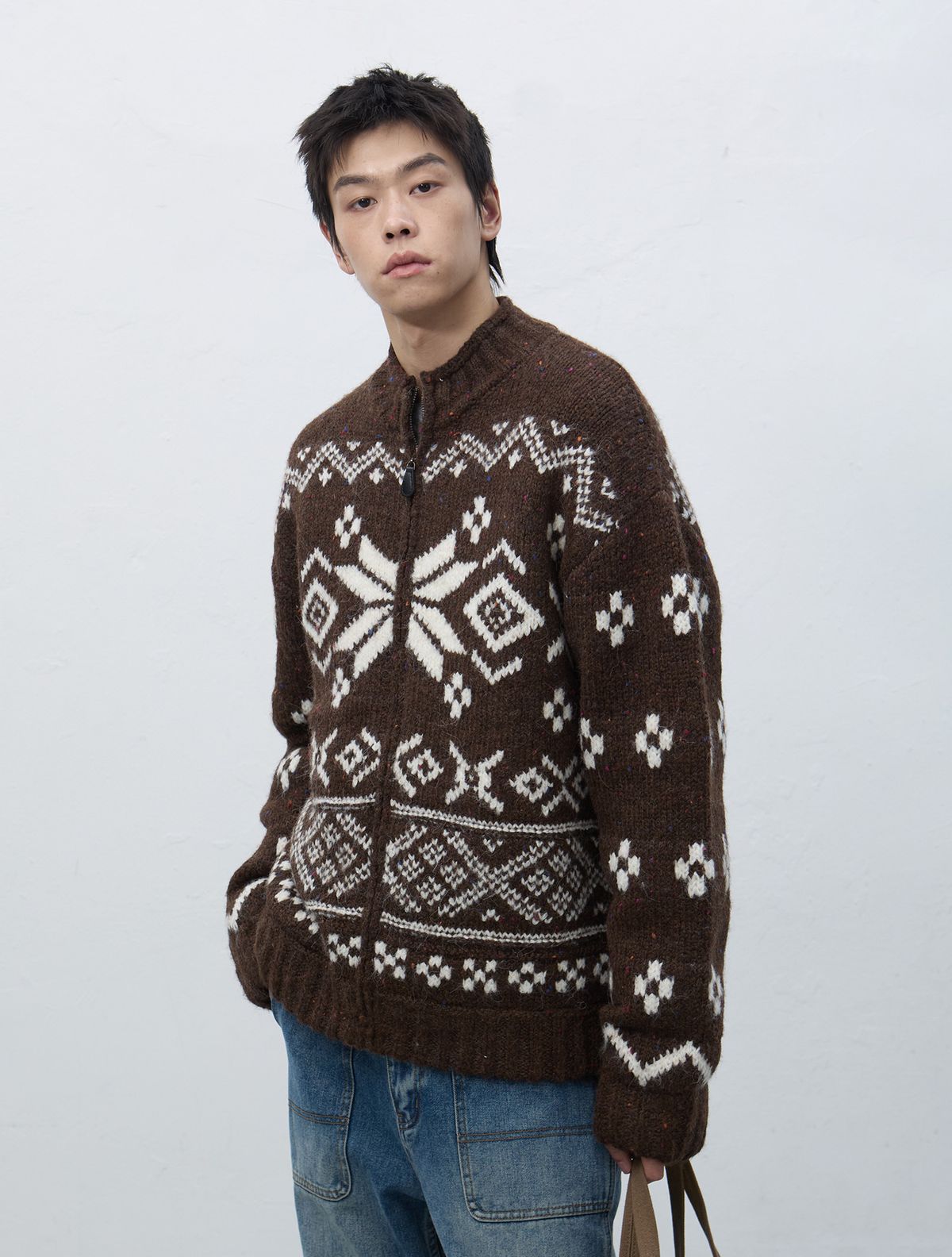 제너럴아이디어(GENERALIDEA) UNISEX 하이넥 노르딕 집업 가디건 [BROWN] / SBE4U04017
