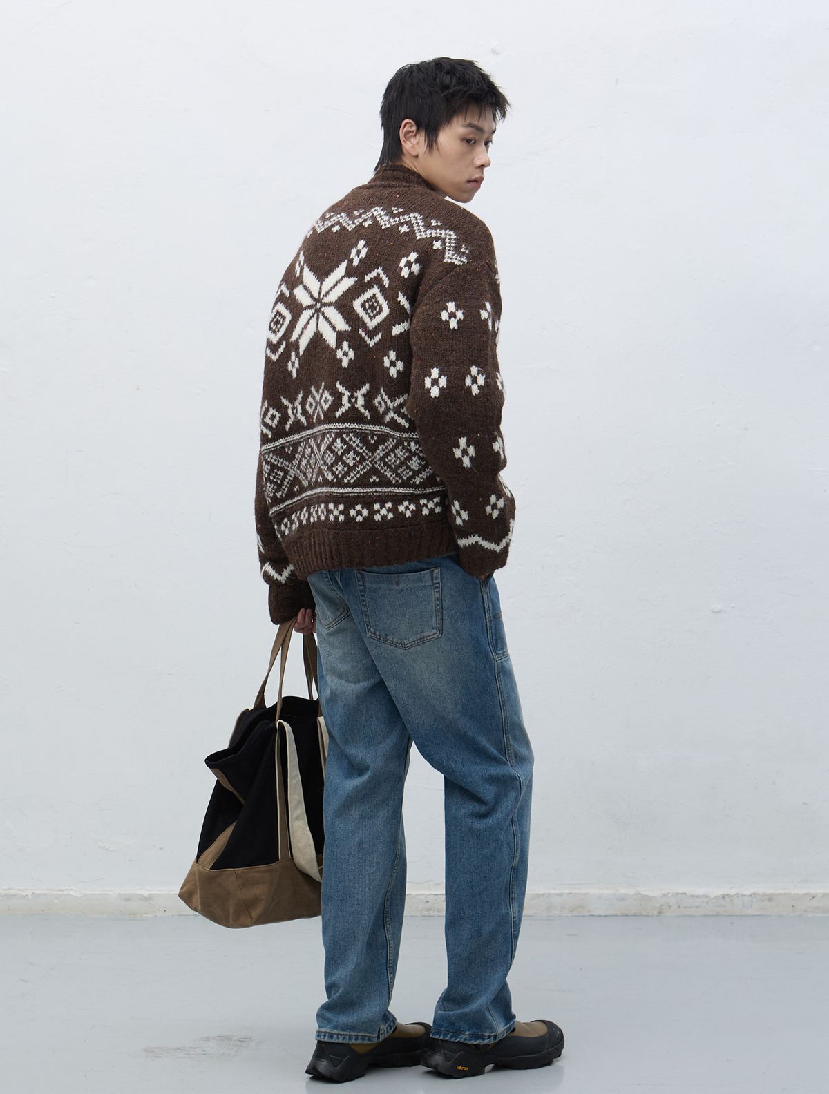 제너럴아이디어(GENERALIDEA) UNISEX 하이넥 노르딕 집업 가디건 [BROWN] / SBE4U04017