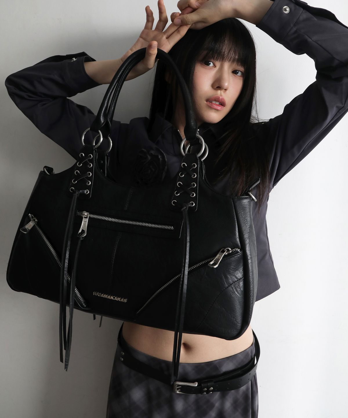 이우가마카라스(IUGAMAKARAS) Eyelet Leather Fringe Bag (Black)