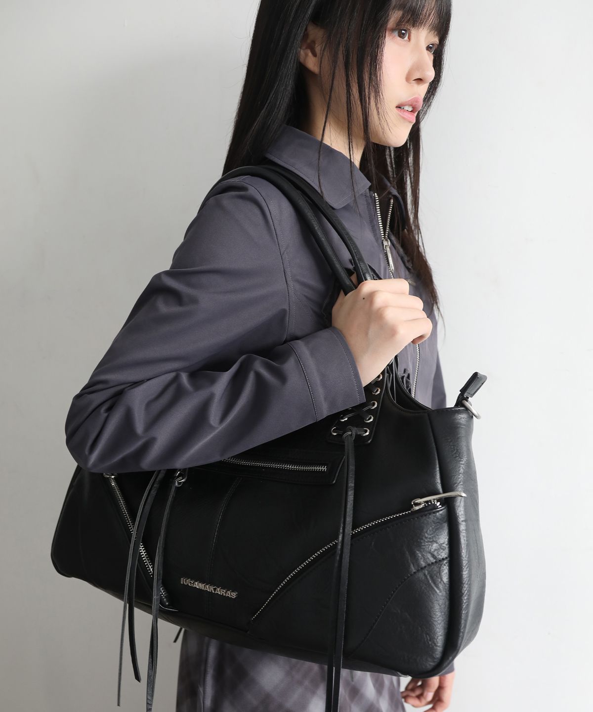 이우가마카라스(IUGAMAKARAS) Eyelet Leather Fringe Bag (Black)
