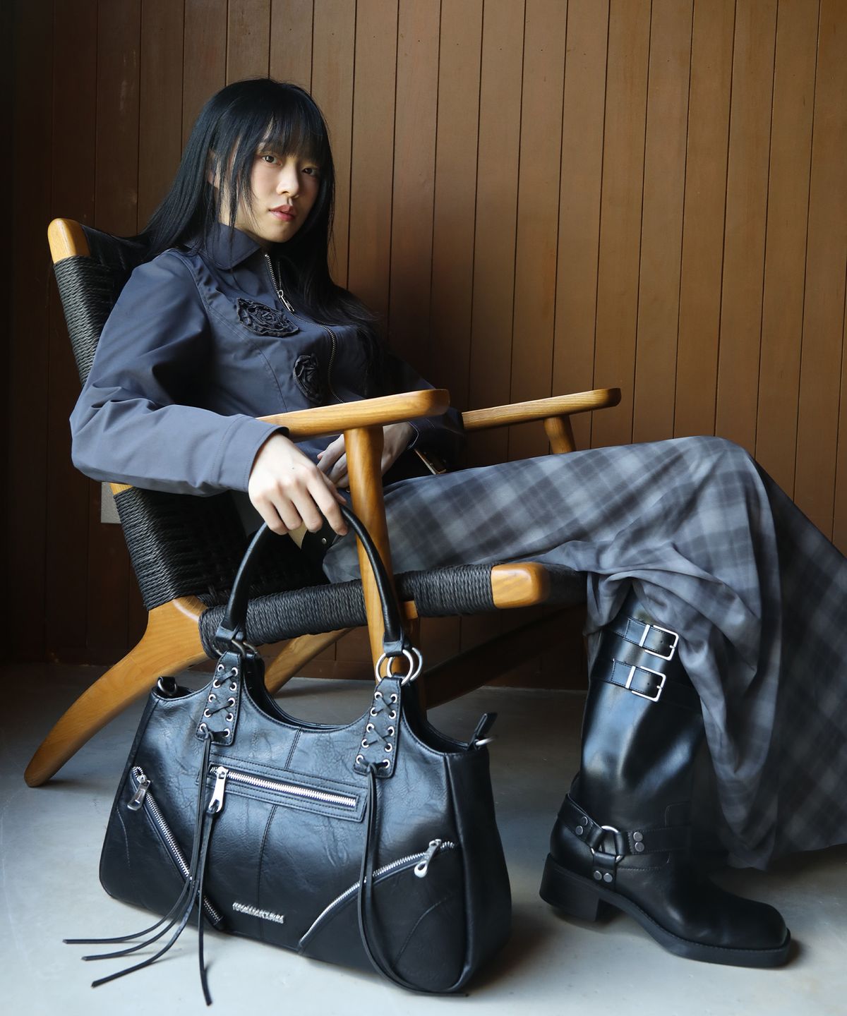 이우가마카라스(IUGAMAKARAS) Eyelet Leather Fringe Bag (Black)