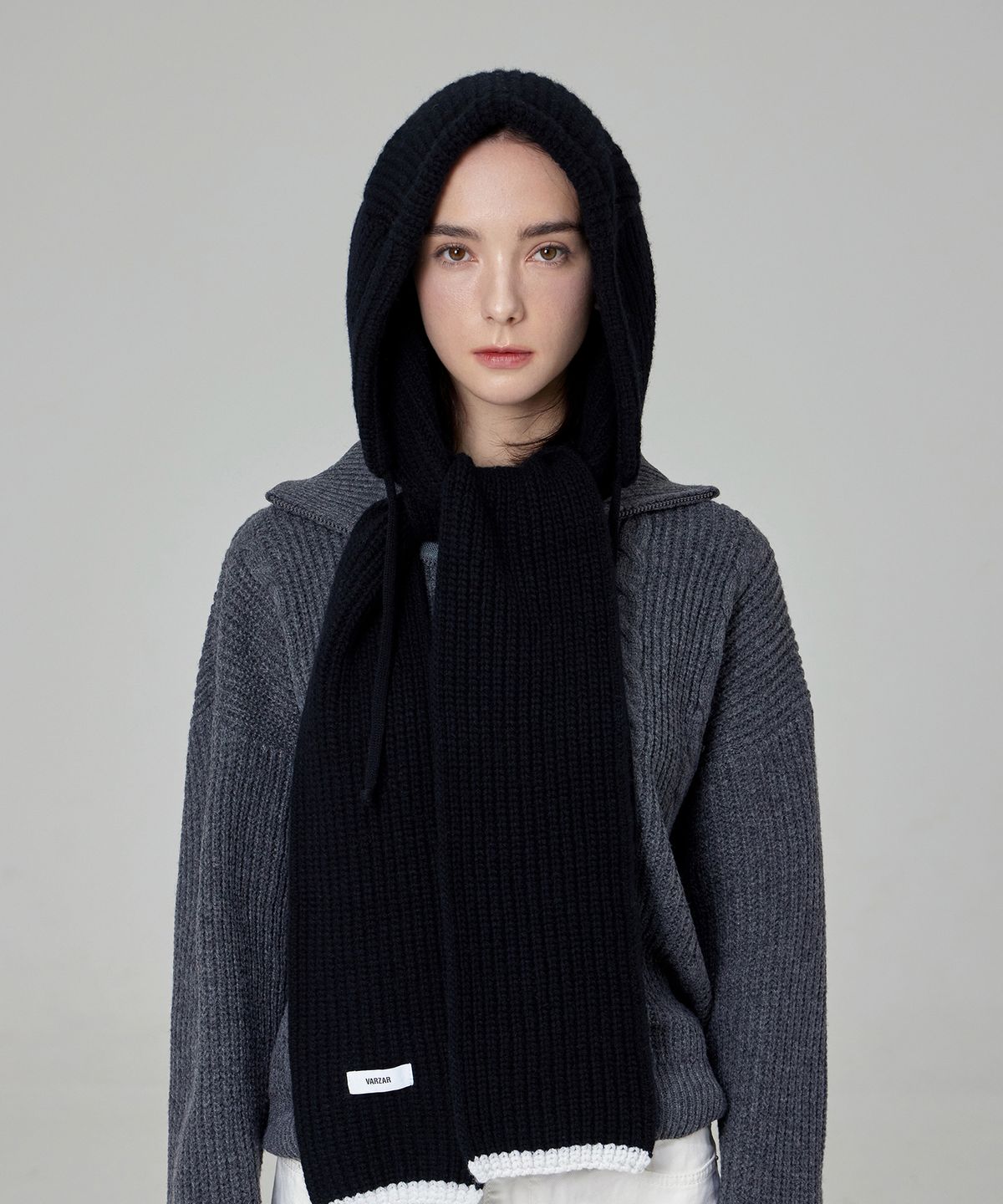 바잘(VARZAR) 로고 라벨 후드 머플러 블랙