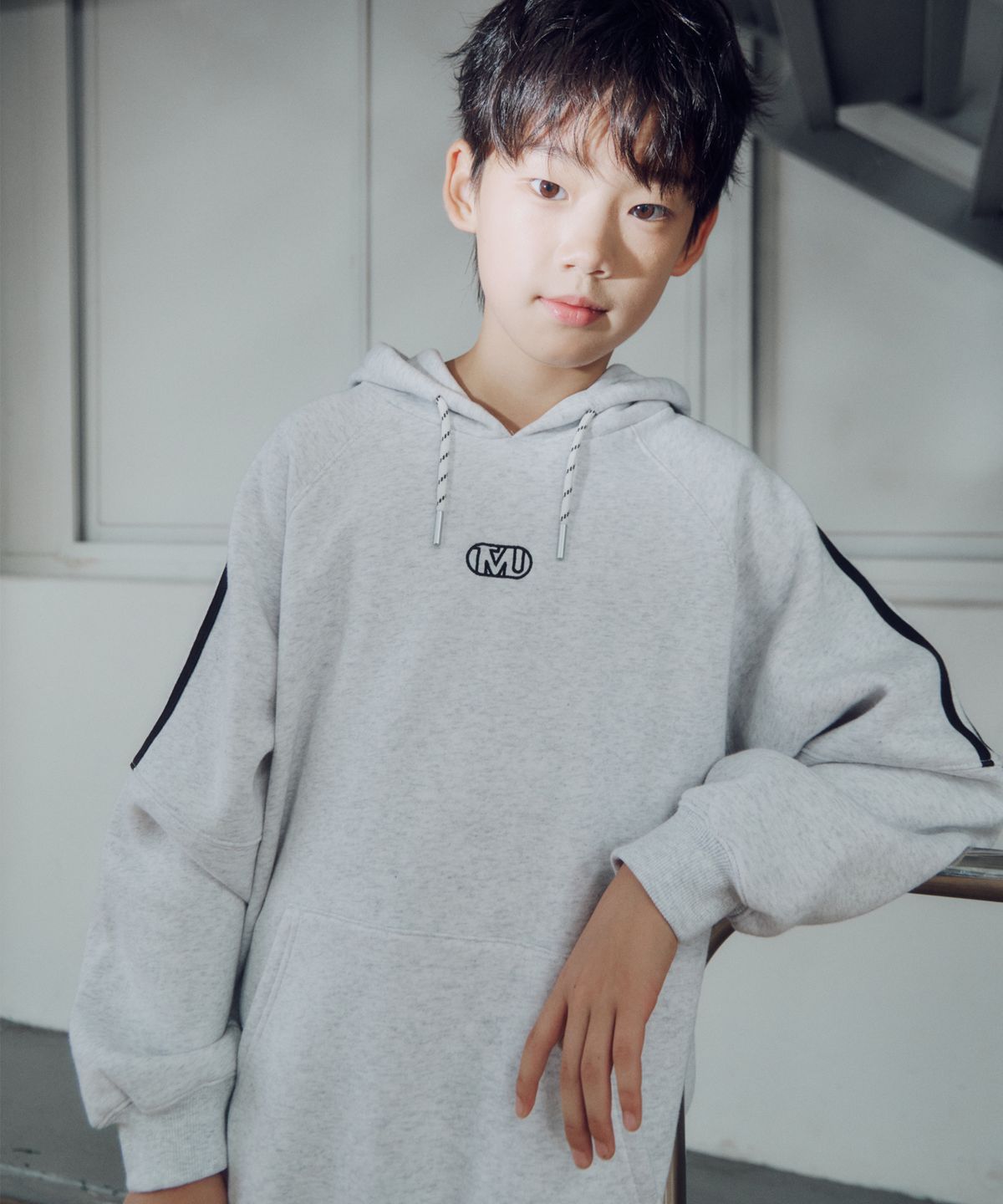 티미유(TMIU) 배색 후드 맨투맨
