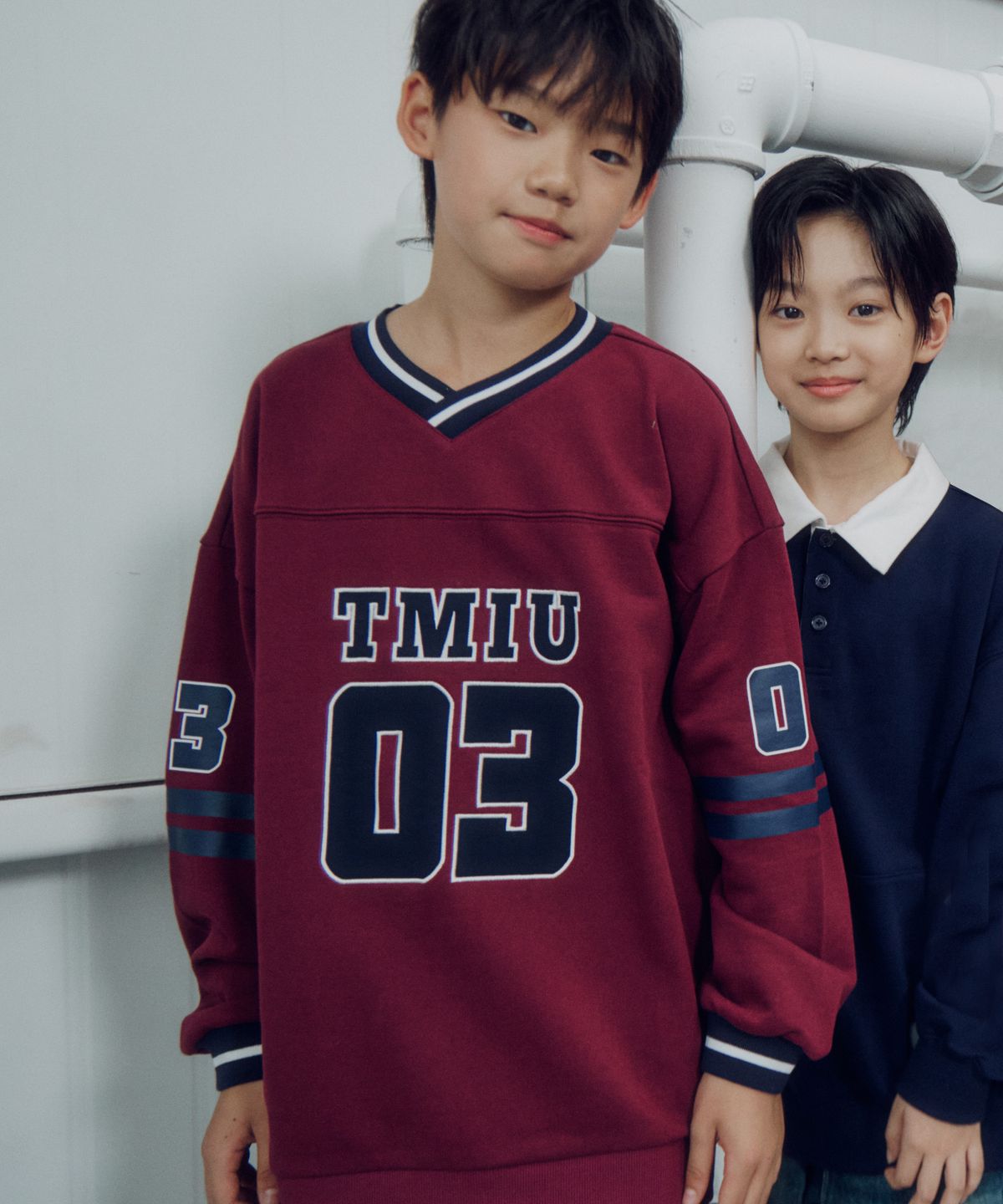 티미유(TMIU) 오버핏 브이넥 맨투맨