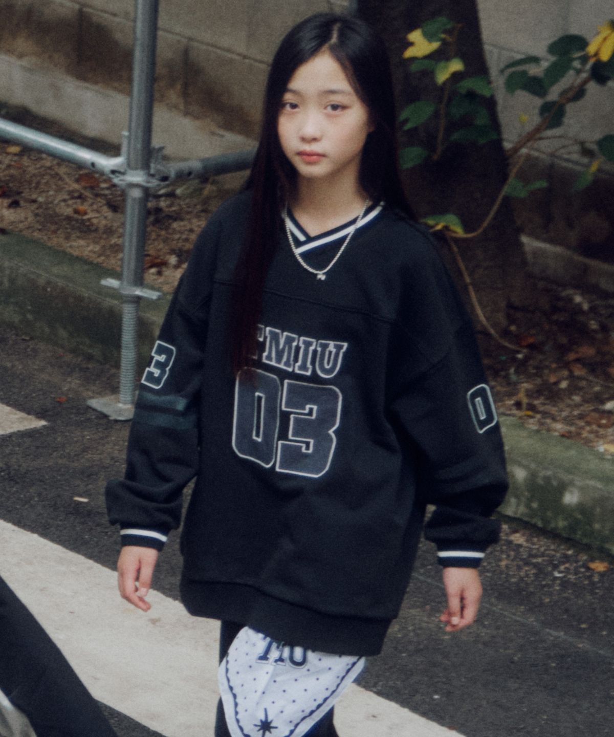 티미유(TMIU) 오버핏 브이넥 맨투맨