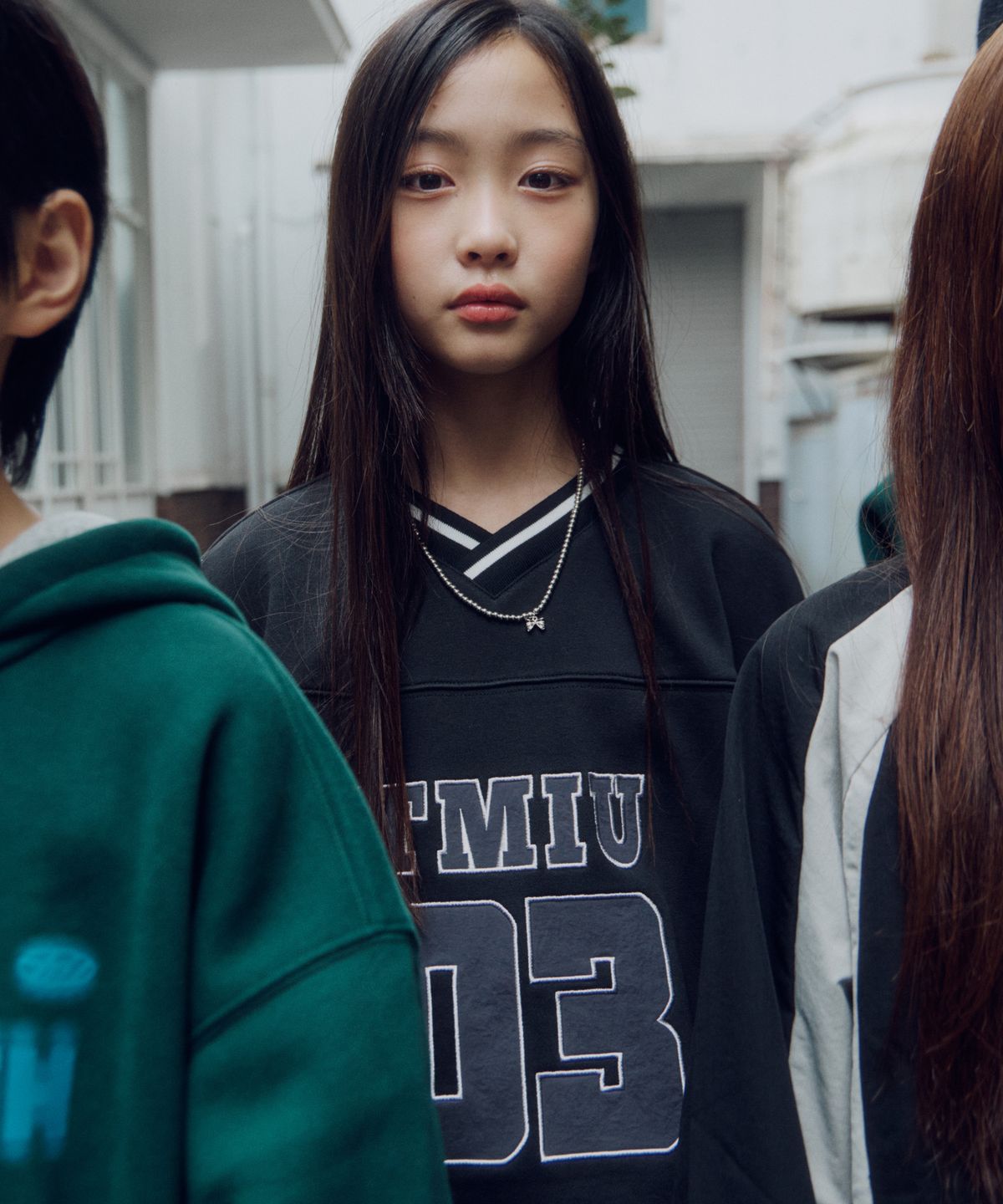티미유(TMIU) 오버핏 브이넥 맨투맨