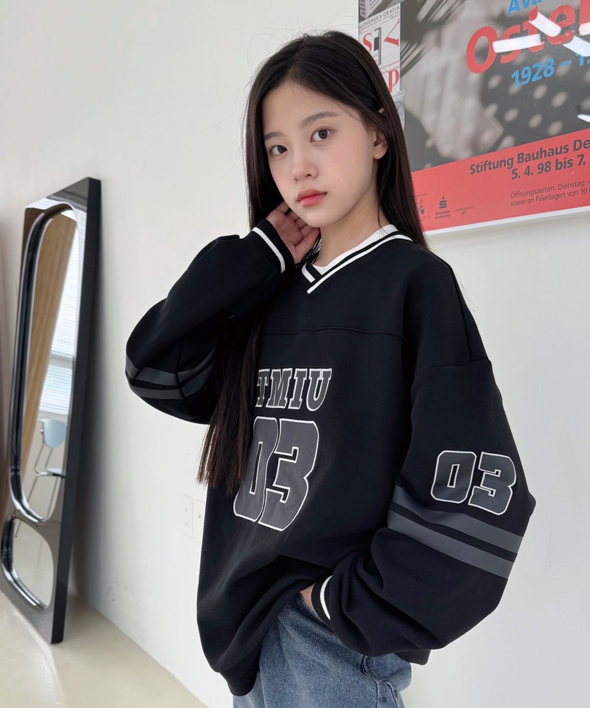 티미유(TMIU) 오버핏 브이넥 맨투맨
