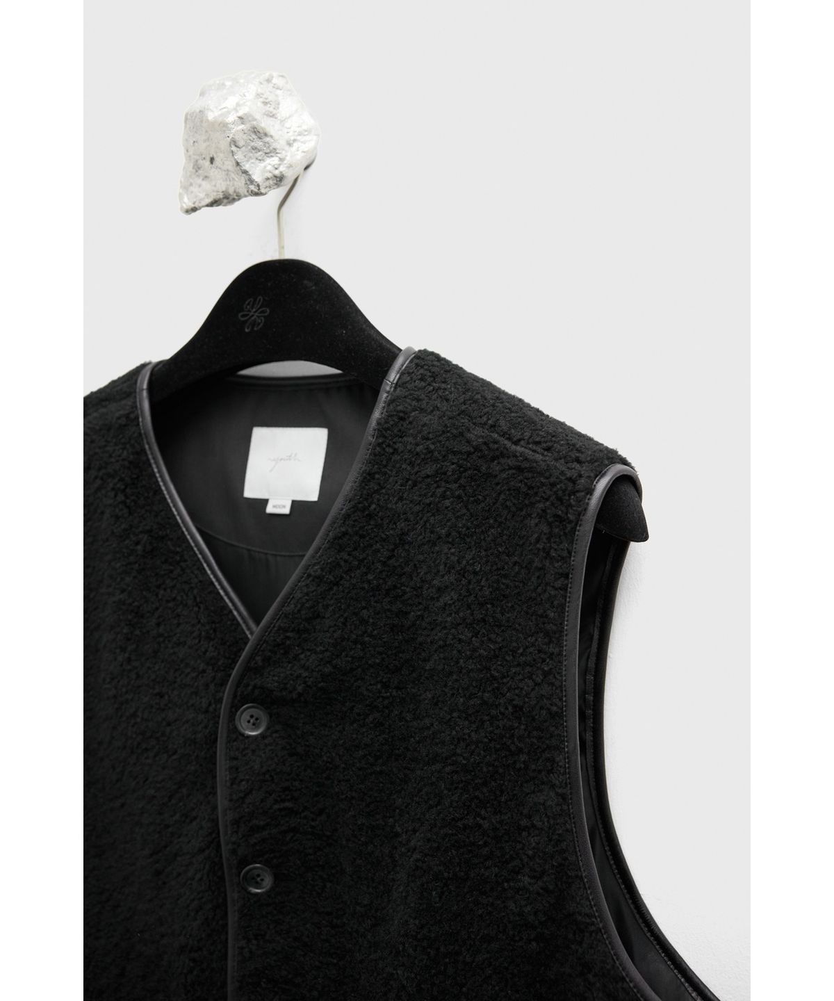 유스(YOUTH) Leather Trim Wool Pile Vest - Black