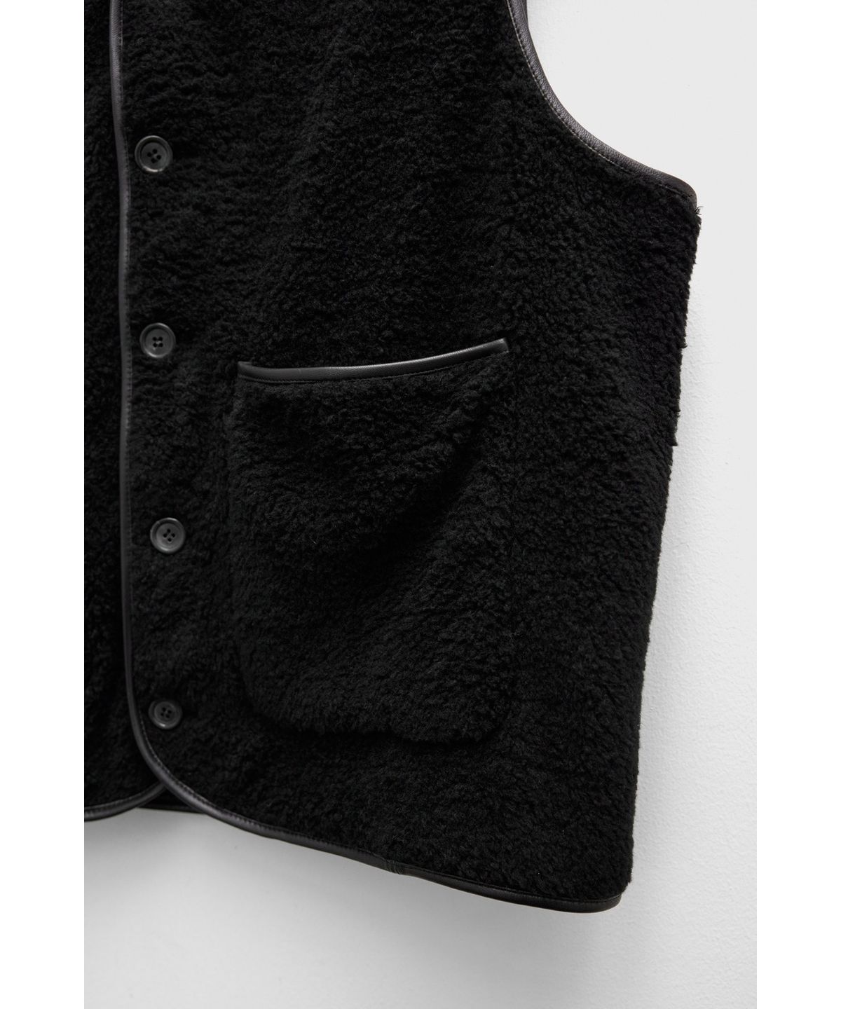 유스(YOUTH) Leather Trim Wool Pile Vest - Black