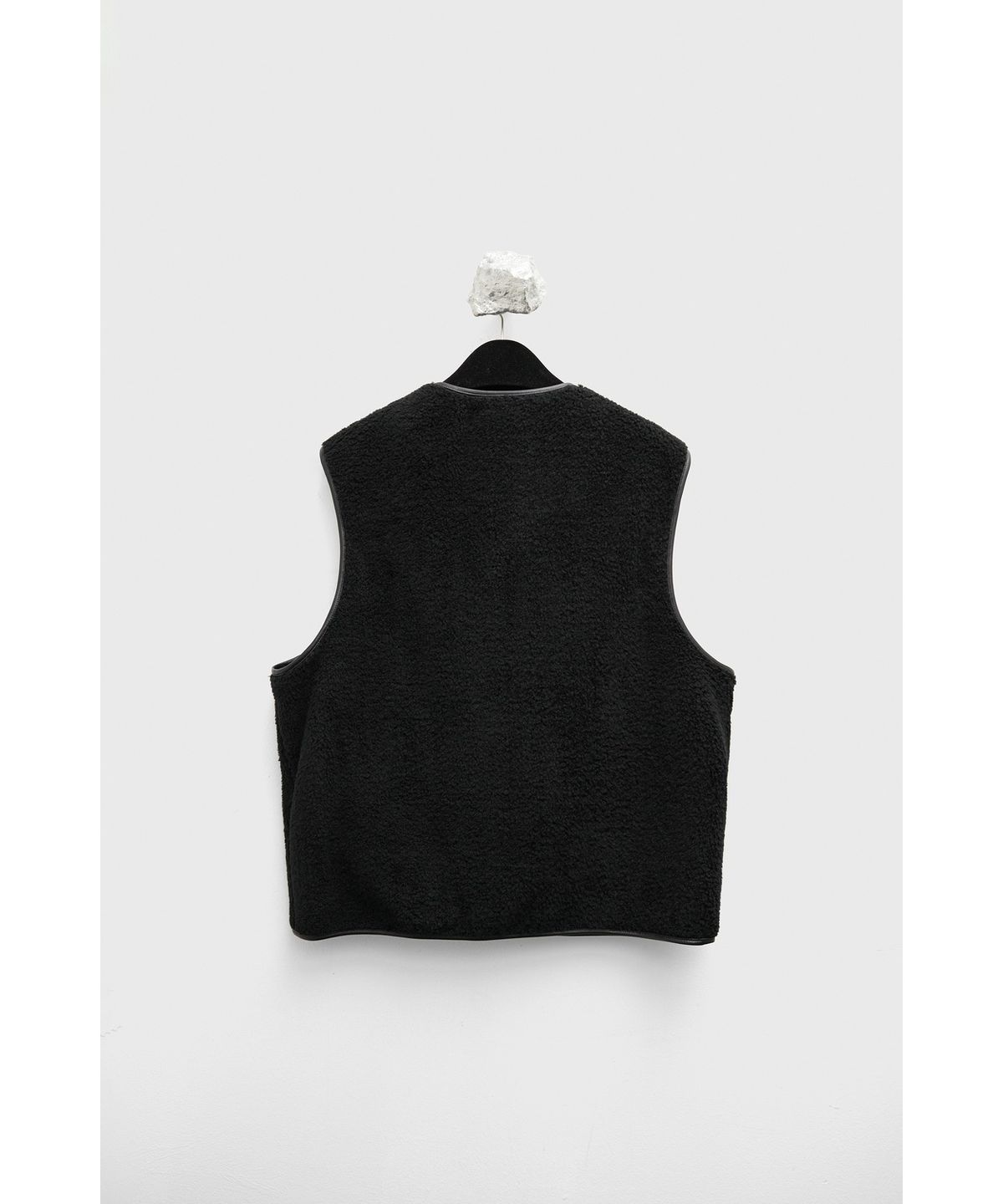 유스(YOUTH) Leather Trim Wool Pile Vest - Black