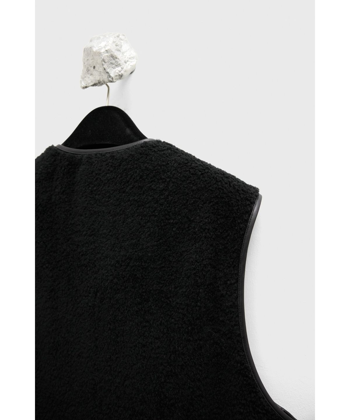 유스(YOUTH) Leather Trim Wool Pile Vest - Black