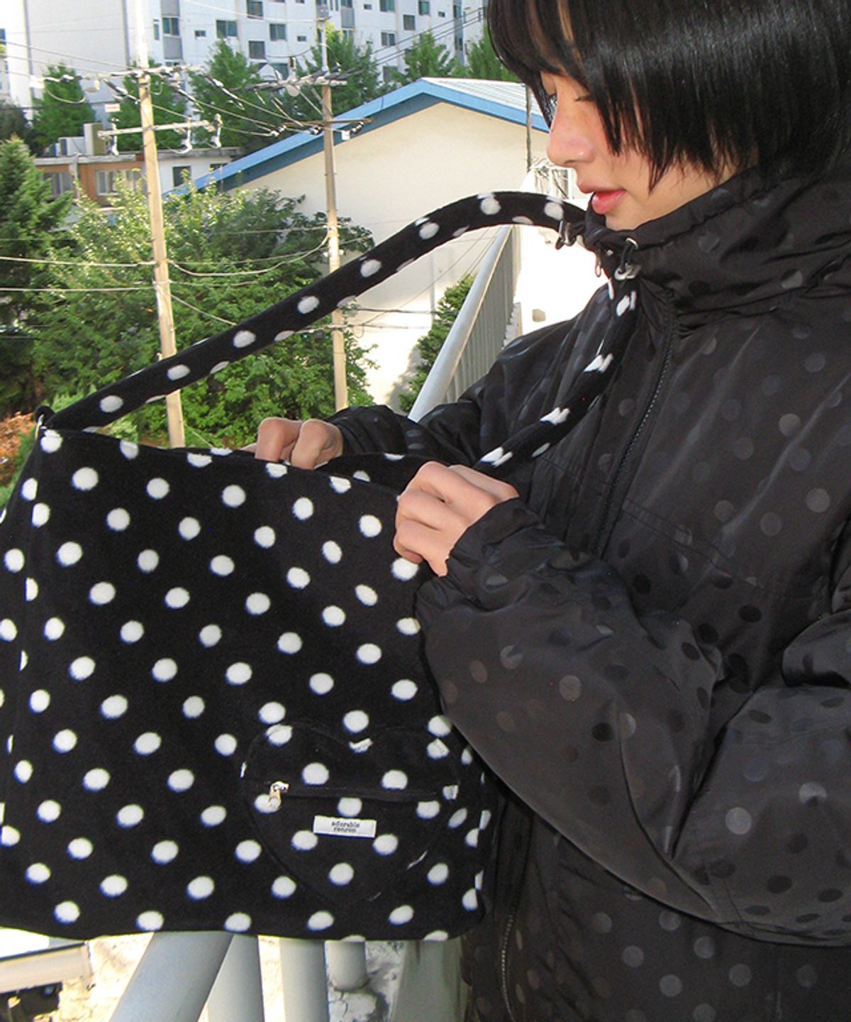 론론(RONRON) DOT FLEECE TOTE BAG BLACK