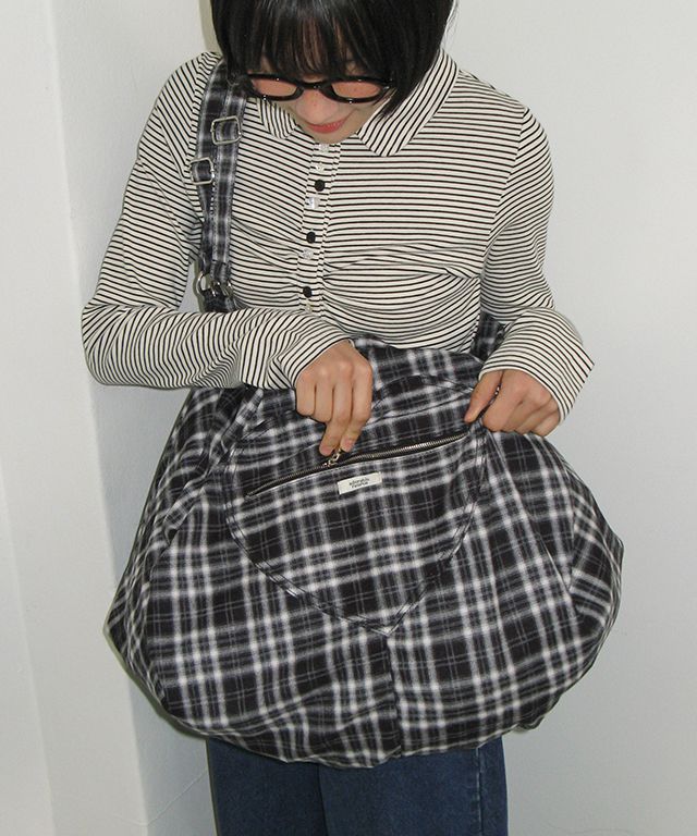 론론(RONRON) HEART ZIP POCKET 2WAY DUFFLE BAG BLACK - 사이즈