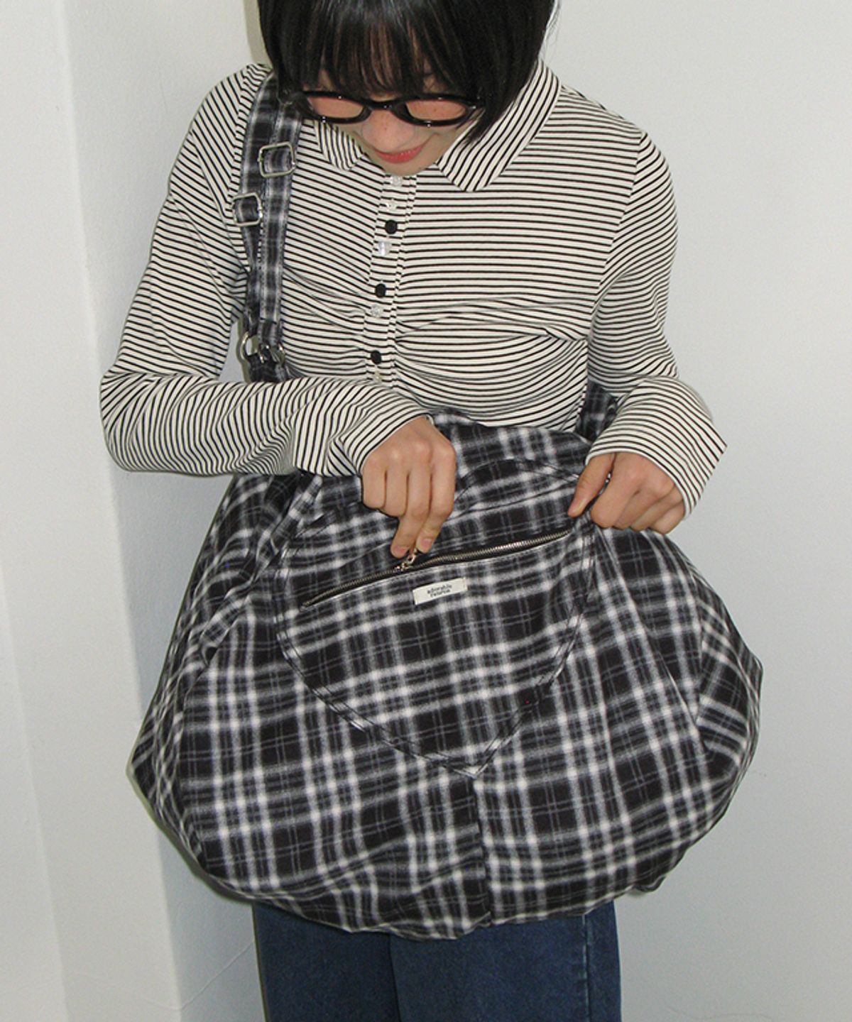 론론(RONRON) HEART ZIP POCKET 2WAY DUFFLE BAG BLACK