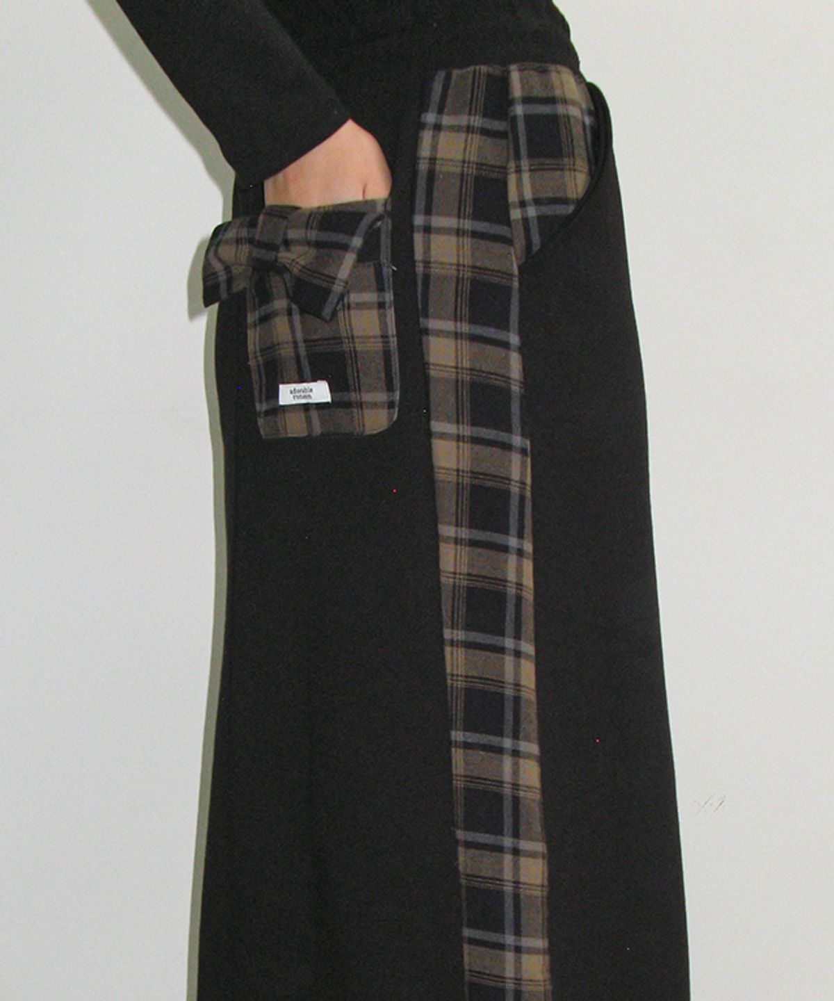 론론(RONRON) SIDE CHECK RIBBON POCKET MAXI SKIRT BLACK