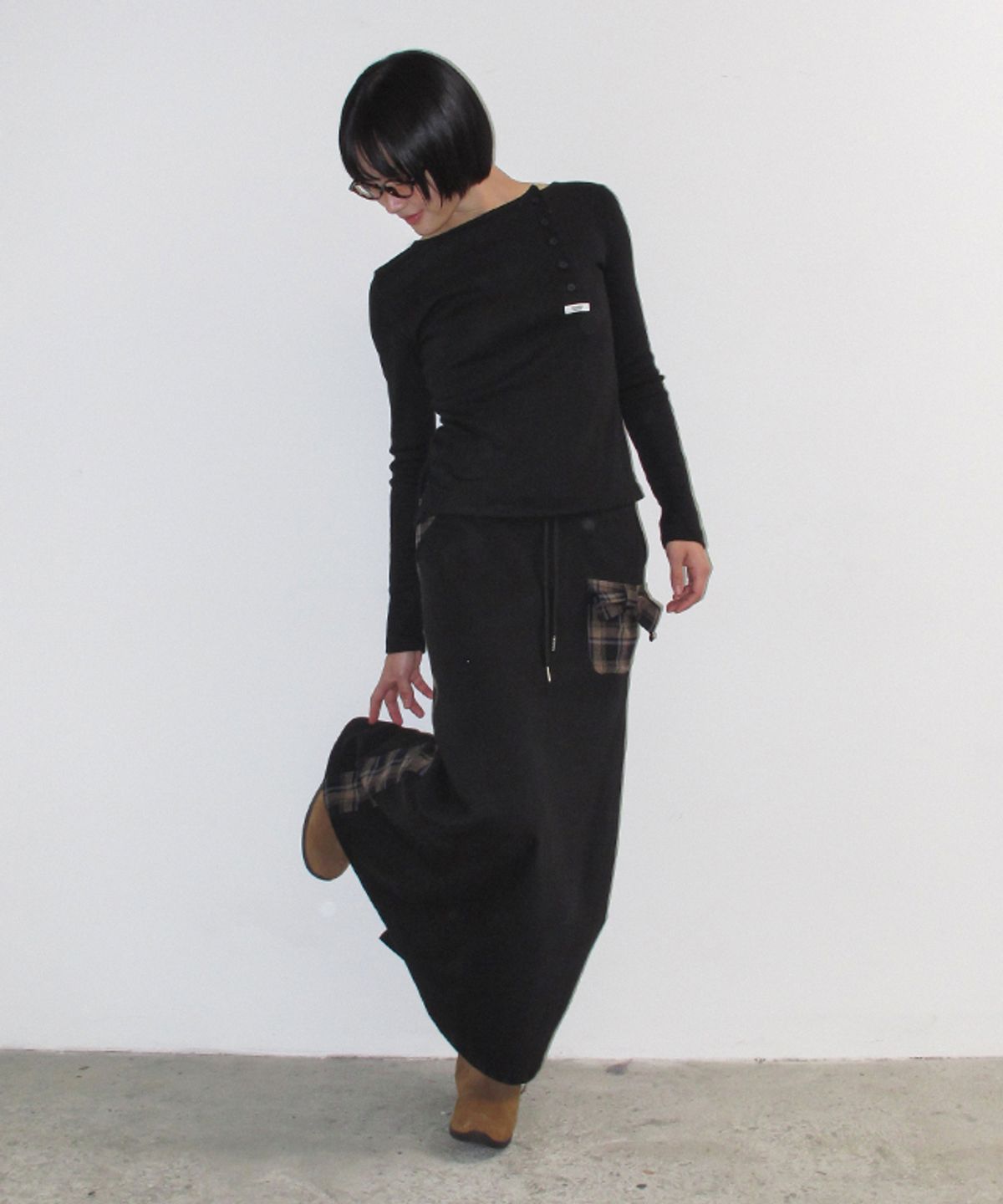 론론(RONRON) SIDE CHECK RIBBON POCKET MAXI SKIRT BLACK