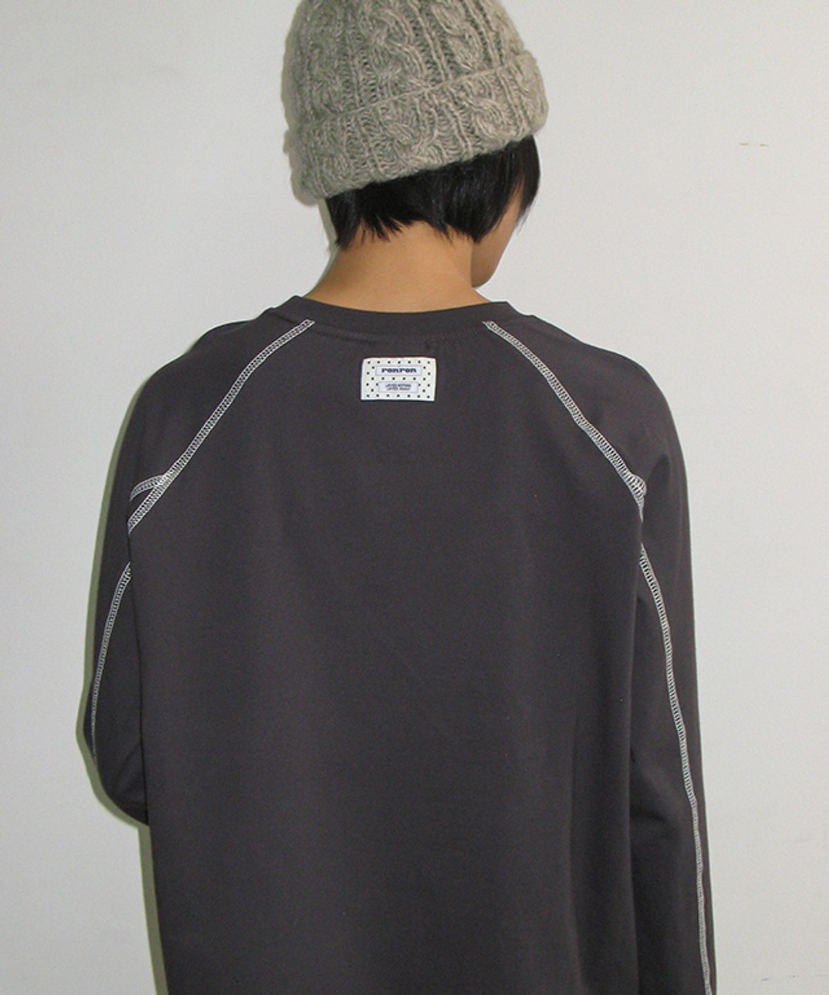 론론(RONRON) RR HOUSE STITCH RAGLAN LONG SLEEVE CHARCOAL