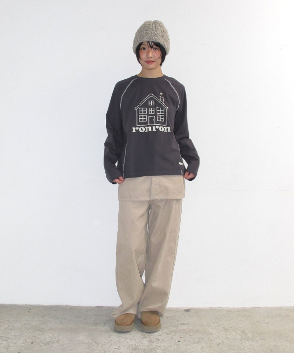 론론(RONRON) RR HOUSE STITCH RAGLAN LONG SLEEVE CHARCOAL