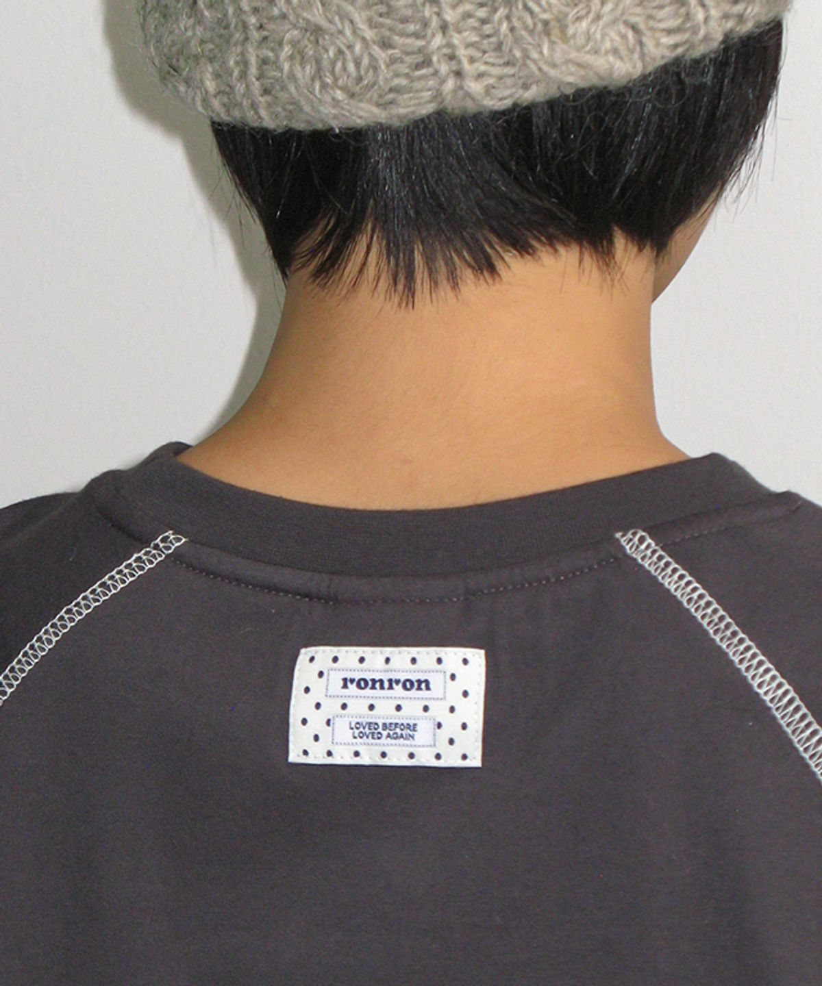론론(RONRON) RR HOUSE STITCH RAGLAN LONG SLEEVE CHARCOAL