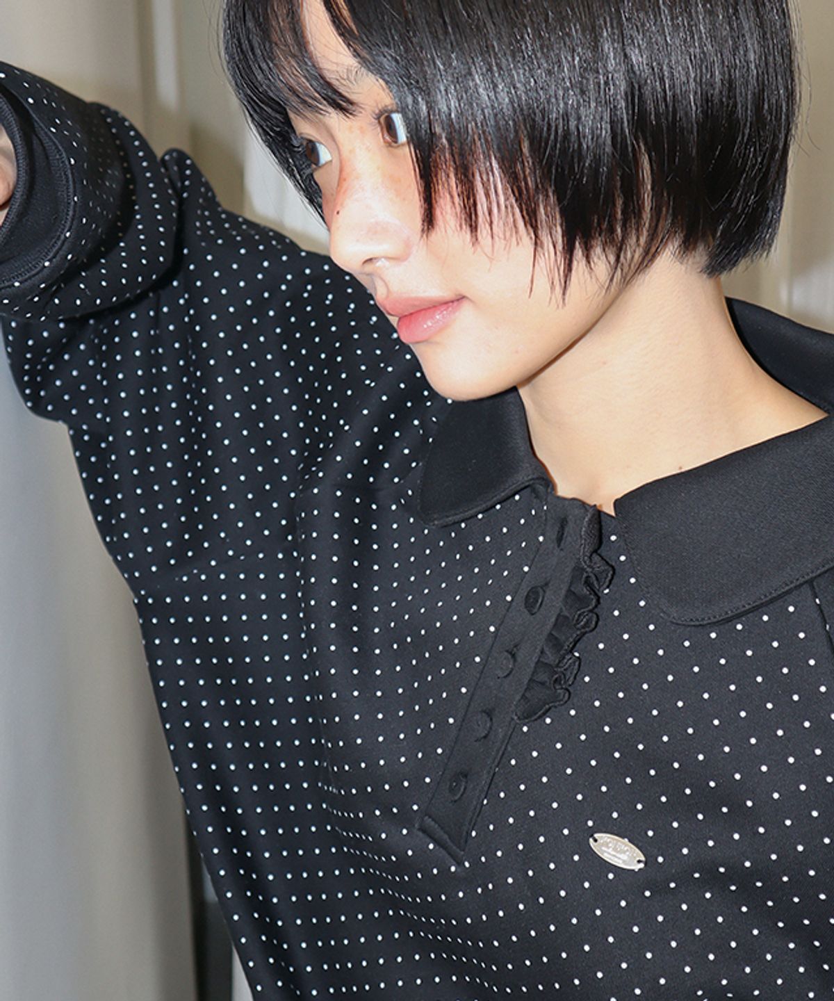 론론(RONRON) DOT FRILL HENRYNECK SWEATSHIRT BLACK