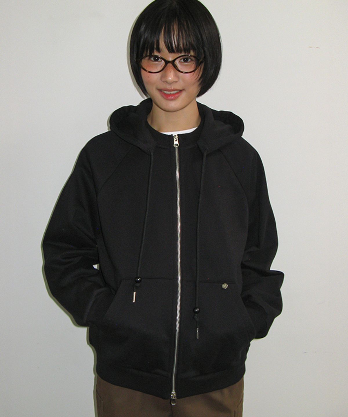 론론(RONRON) WOOD BEADS HOODIE ZIP UP BLACK
