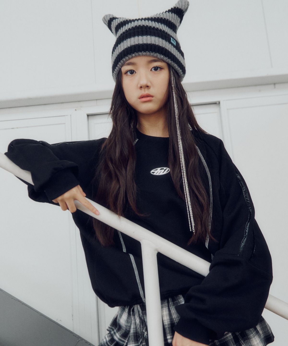 티미유(TMIU) 글로시 배색 맨투맨