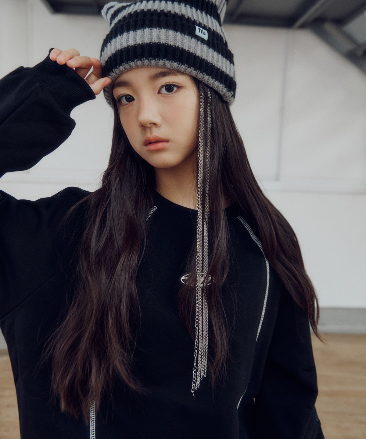 티미유(TMIU) 글로시 배색 맨투맨