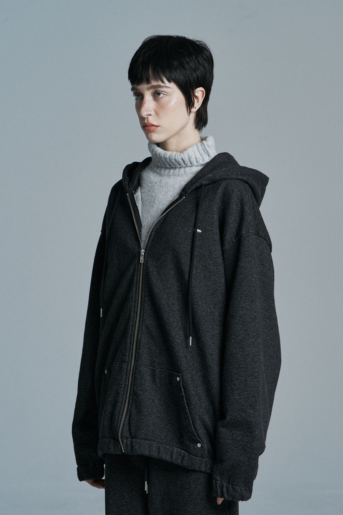 시너진(SYNERJYN) INDIGO OVERSIZED DENIM ZIP UP BLACK