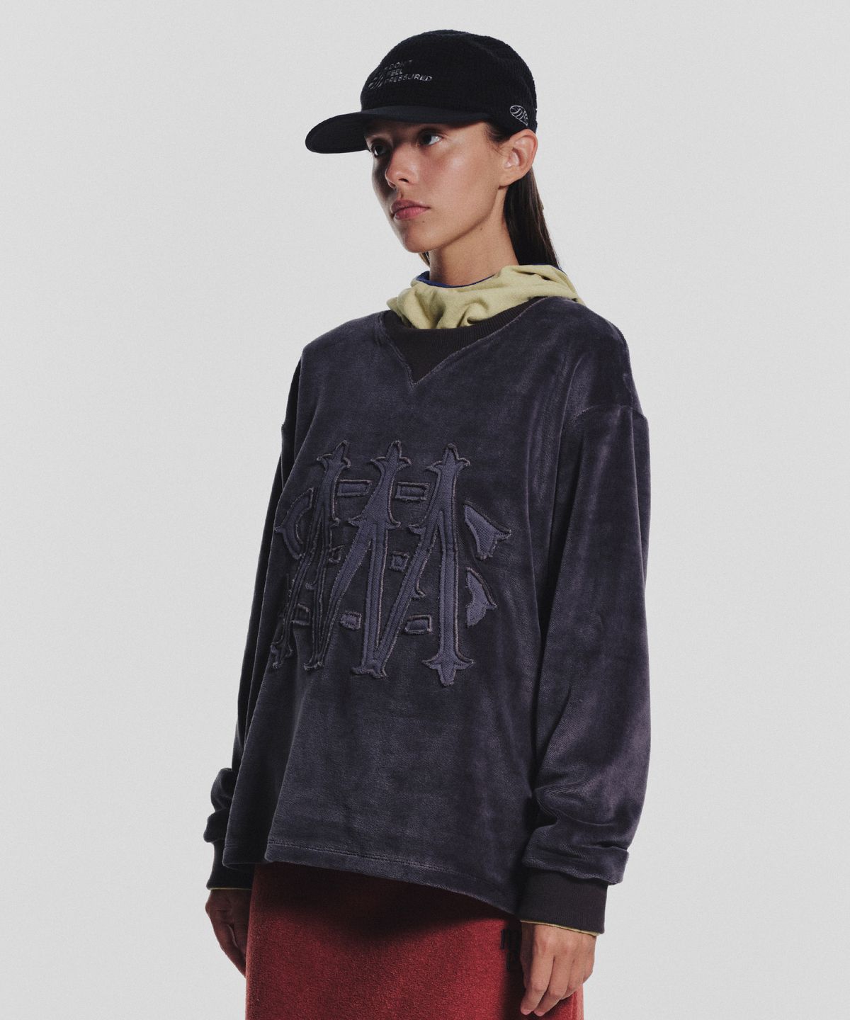 미나수(MENASOO) Applique Velour Sweatshirt_Charcoal