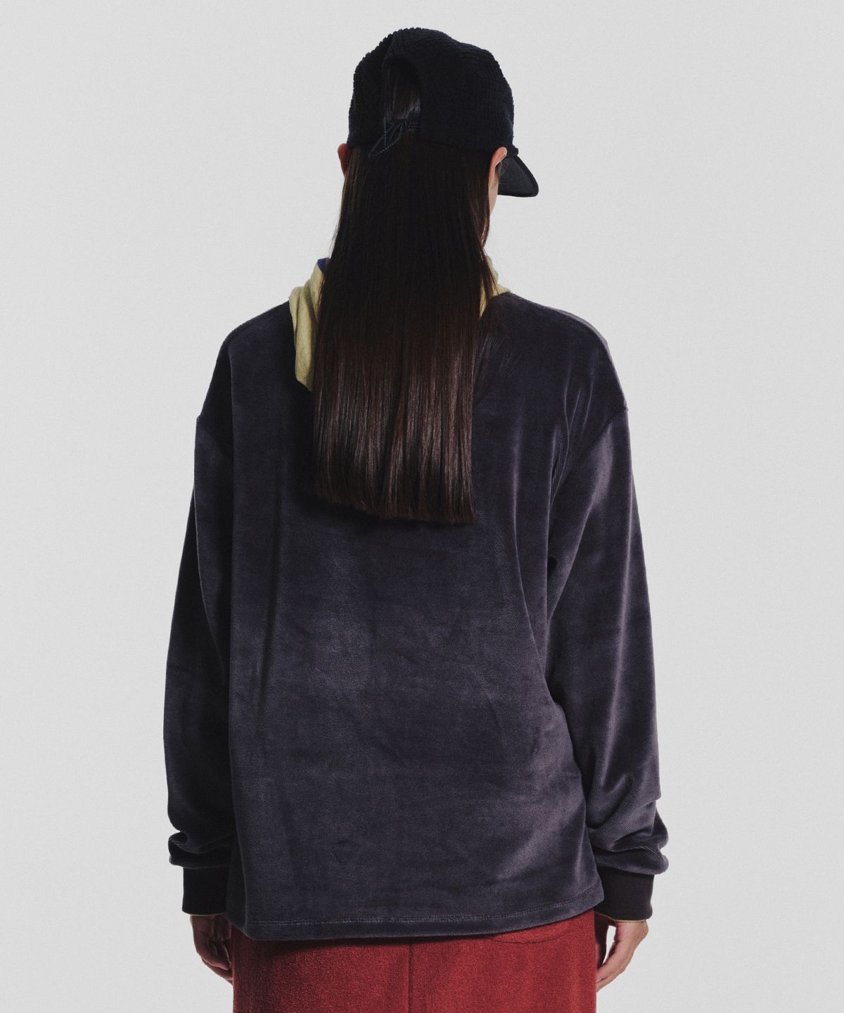 미나수(MENASOO) Applique Velour Sweatshirt_Charcoal