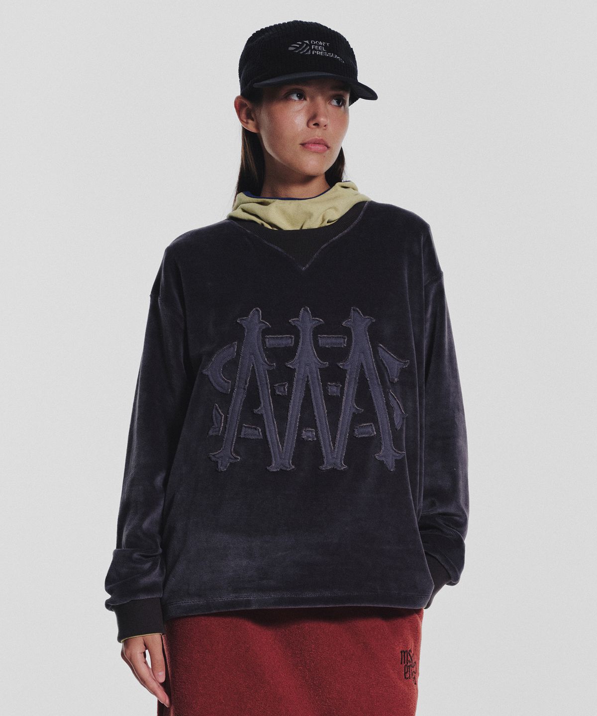미나수(MENASOO) Applique Velour Sweatshirt_Charcoal